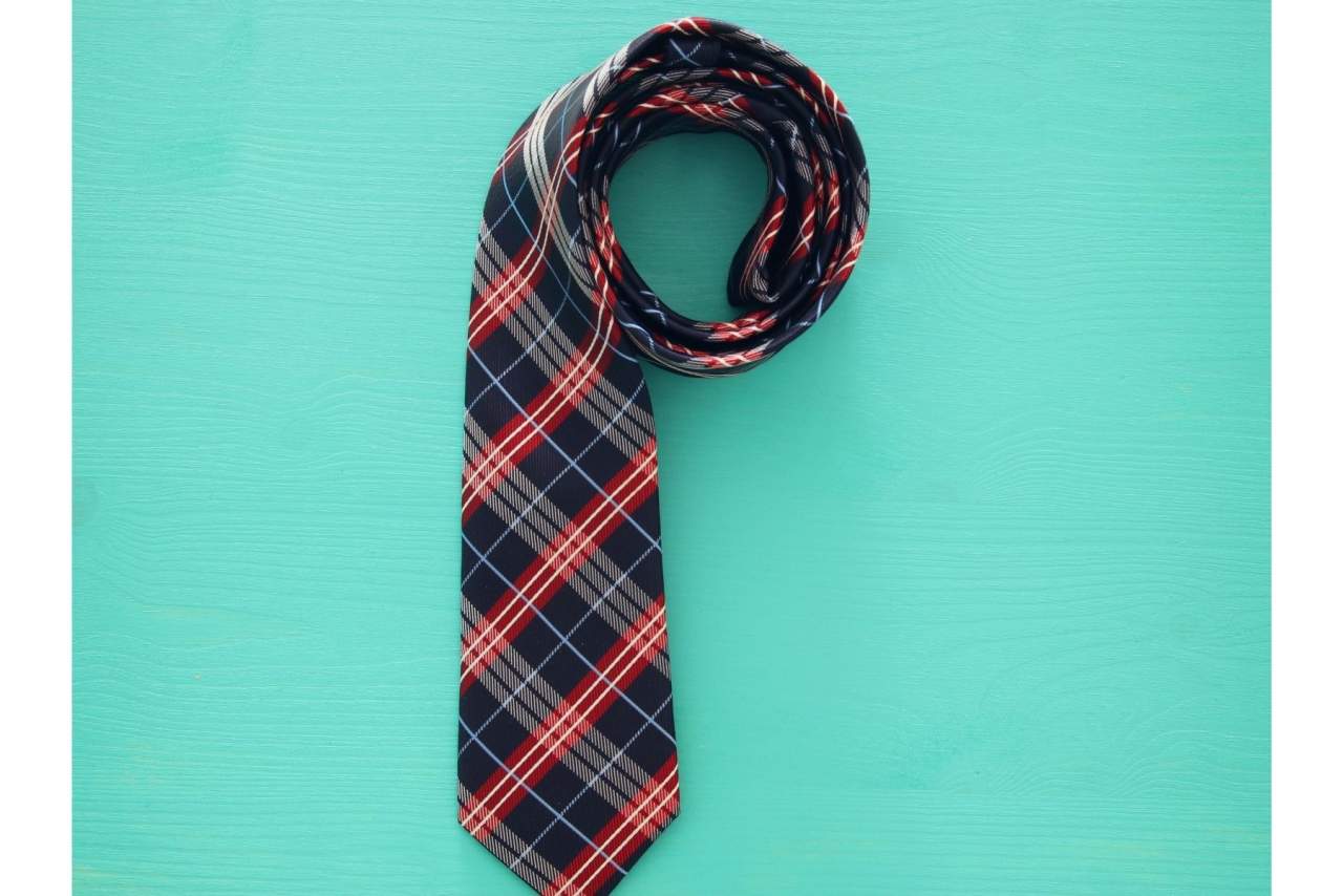 Corbatas de cuadros escoceses en Grupo Josvil: Complementos de alta calidad para hombre fabricados en España