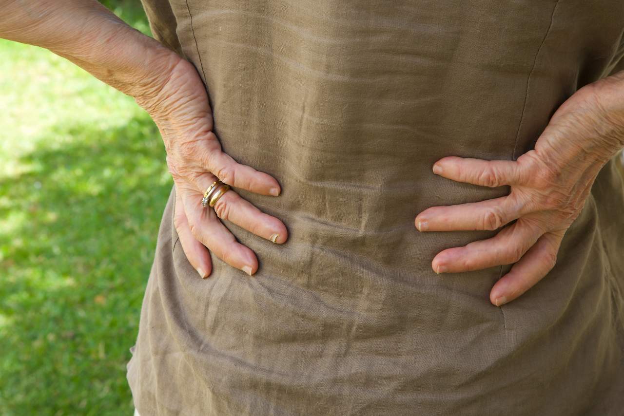 Clínica AtlasVital: ¿Cuáles son los tratamientos recomendados para las personas que sufren ciática o lumbalgia?