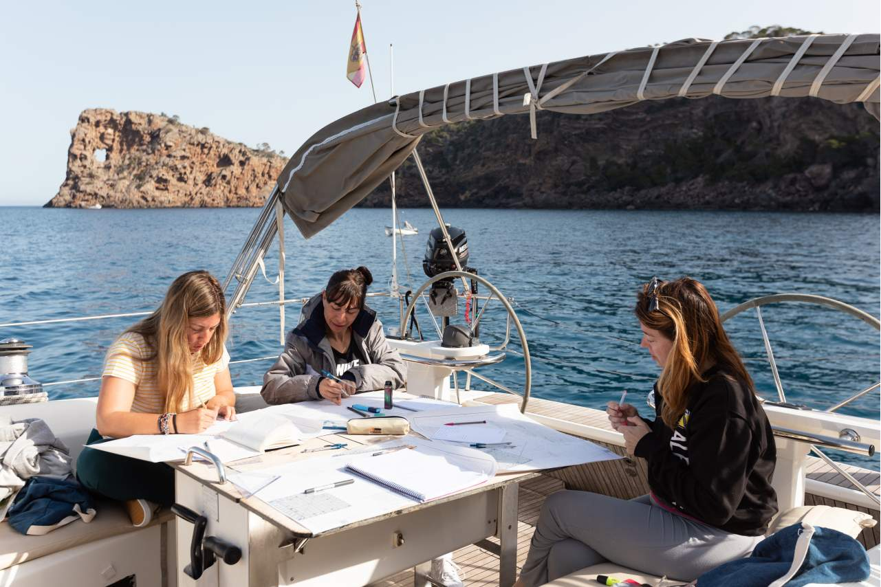 La mujeres pueden navegar a vela gracias a la iniciativa de Alamar Sailing