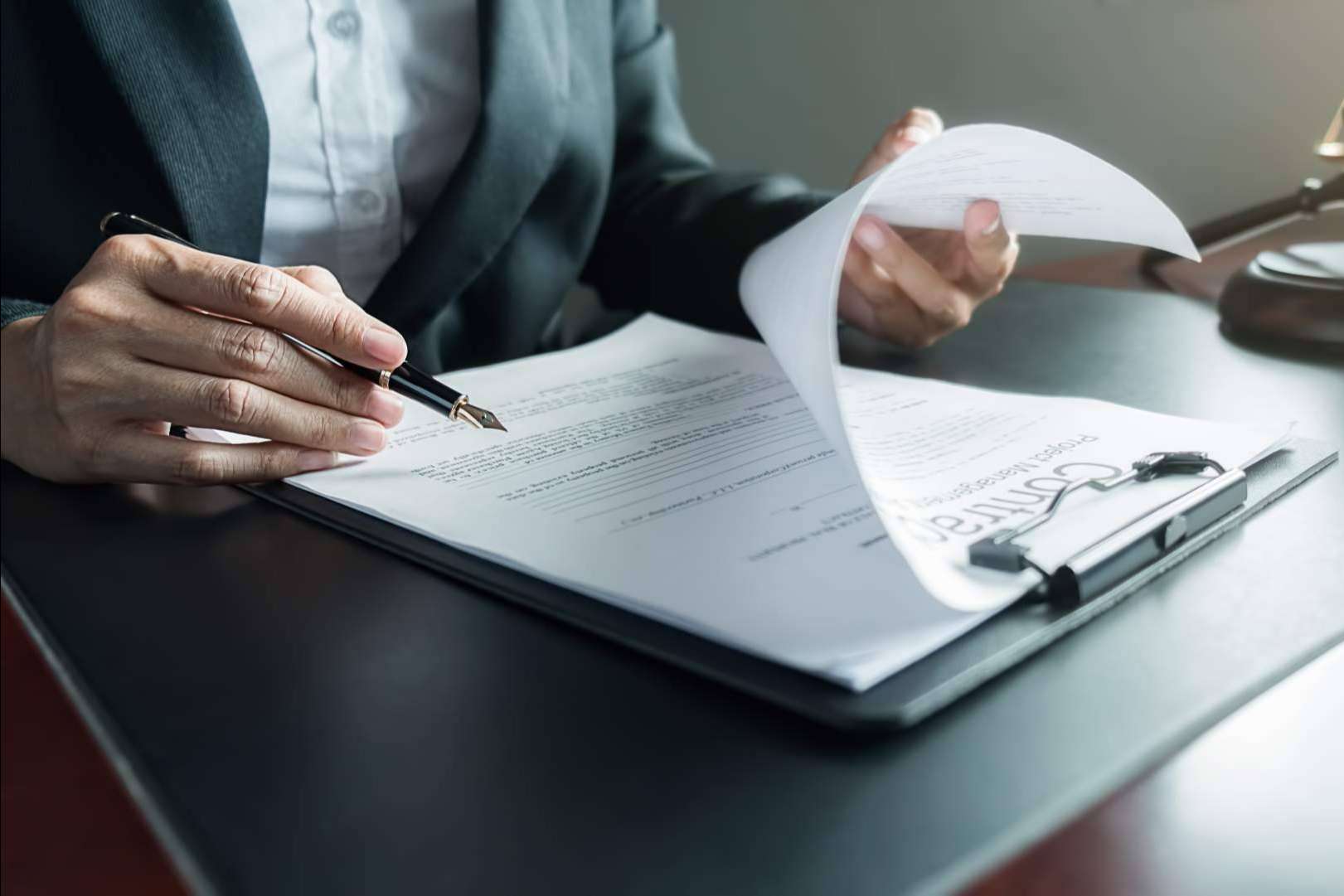 Ackermann & Schwartz: equipo de abogados especializado en asesorar a clientes sobre los aspectos legales de sus negocios y necesidades