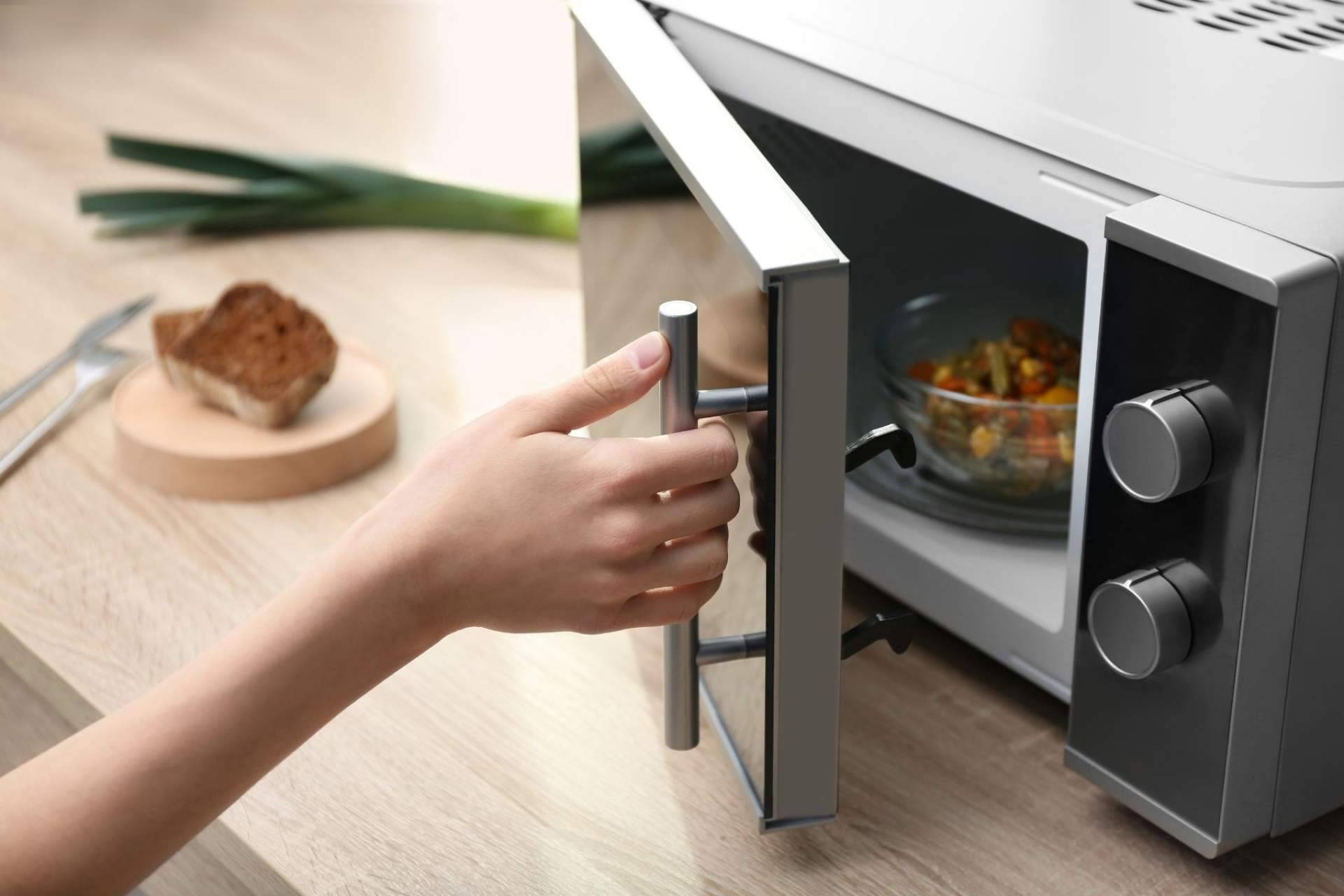 ¿Cuáles son las diferencias entre un microondas integrable y uno de superficie? TOP Microondas