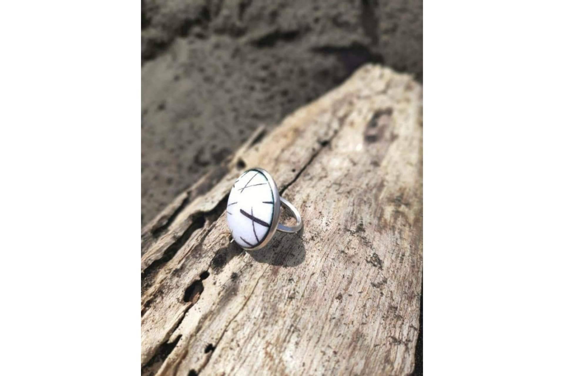 La joya personalizada con oro justo Fairmined es uno de los símbolos de compromiso ético de Juia Jewels