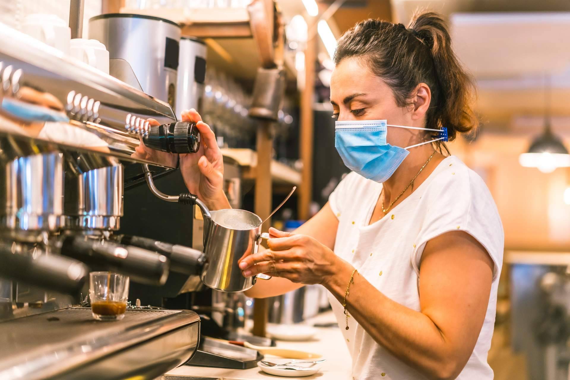 Una de las cafeterías de barrio de la capital con más éxito: Cafetería Las Palmeras