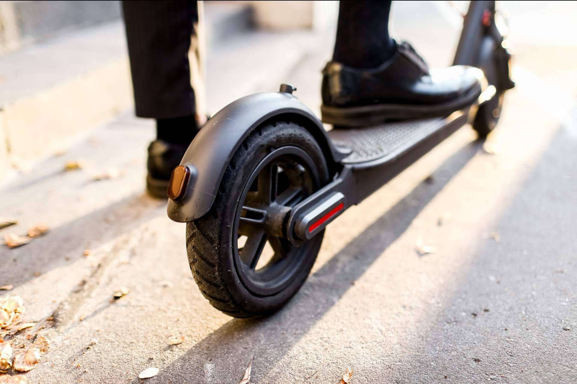 Pasear con patinetes eléctricos en verano por Barcelona con LYNX