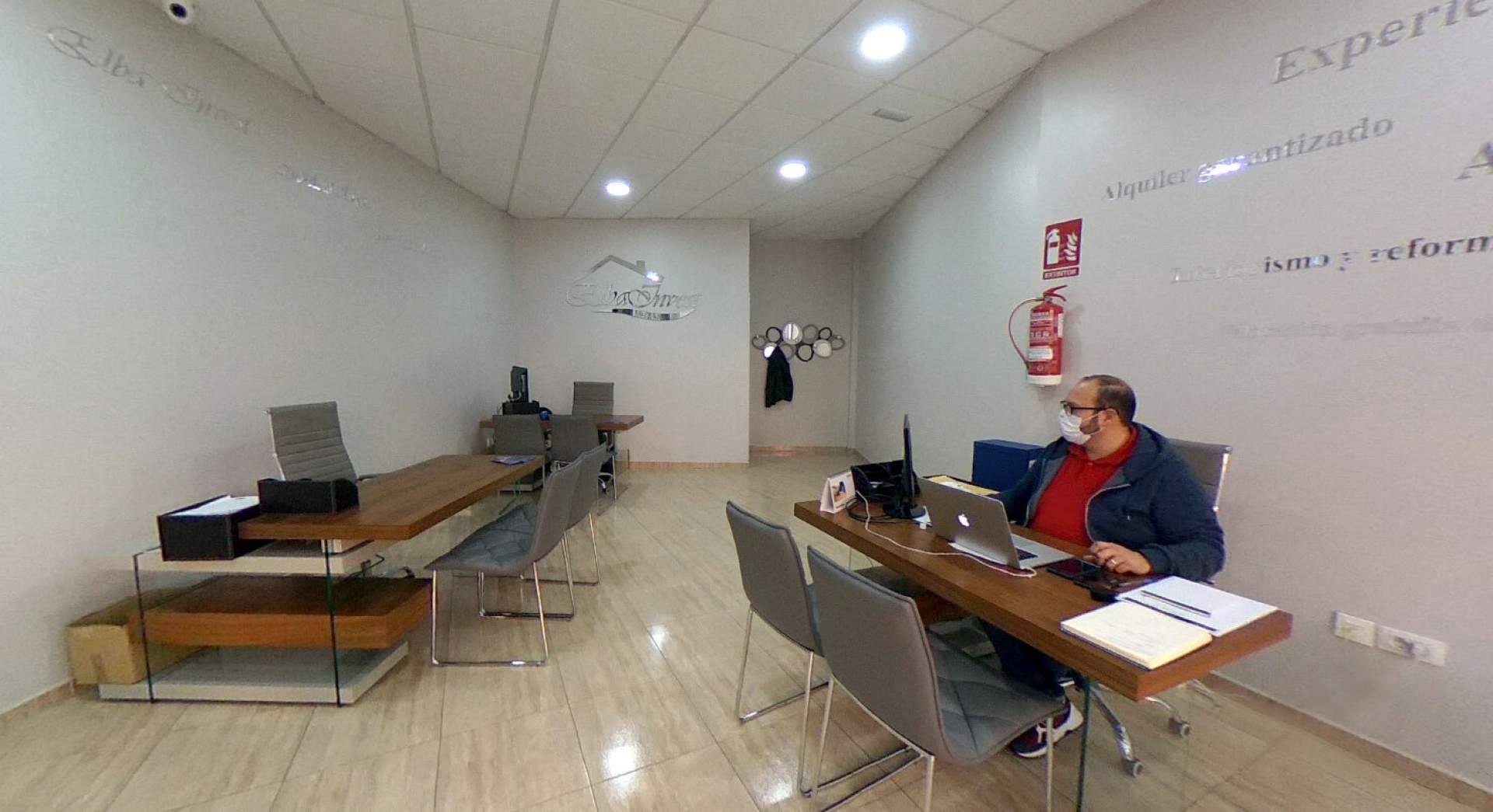 Gracias a los servicios de  la empresa Elba Trad, buscar 'help for foreigners' a la hora de hacer trámites españoles ya no es necesario