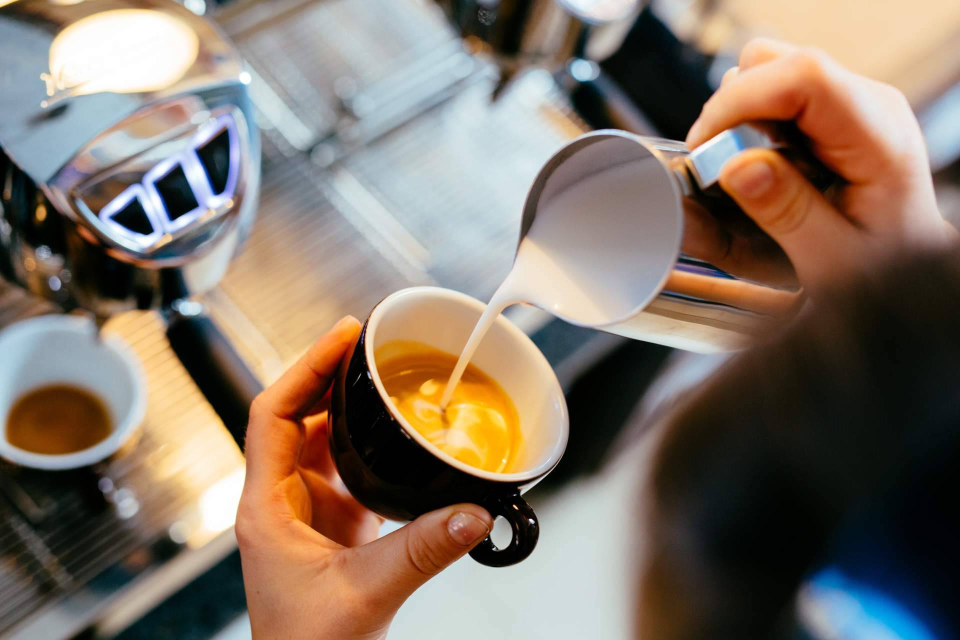 La Cafetería Las Palmeras permite encontrar una cafetería de barrio de toda la vida en Madrid
