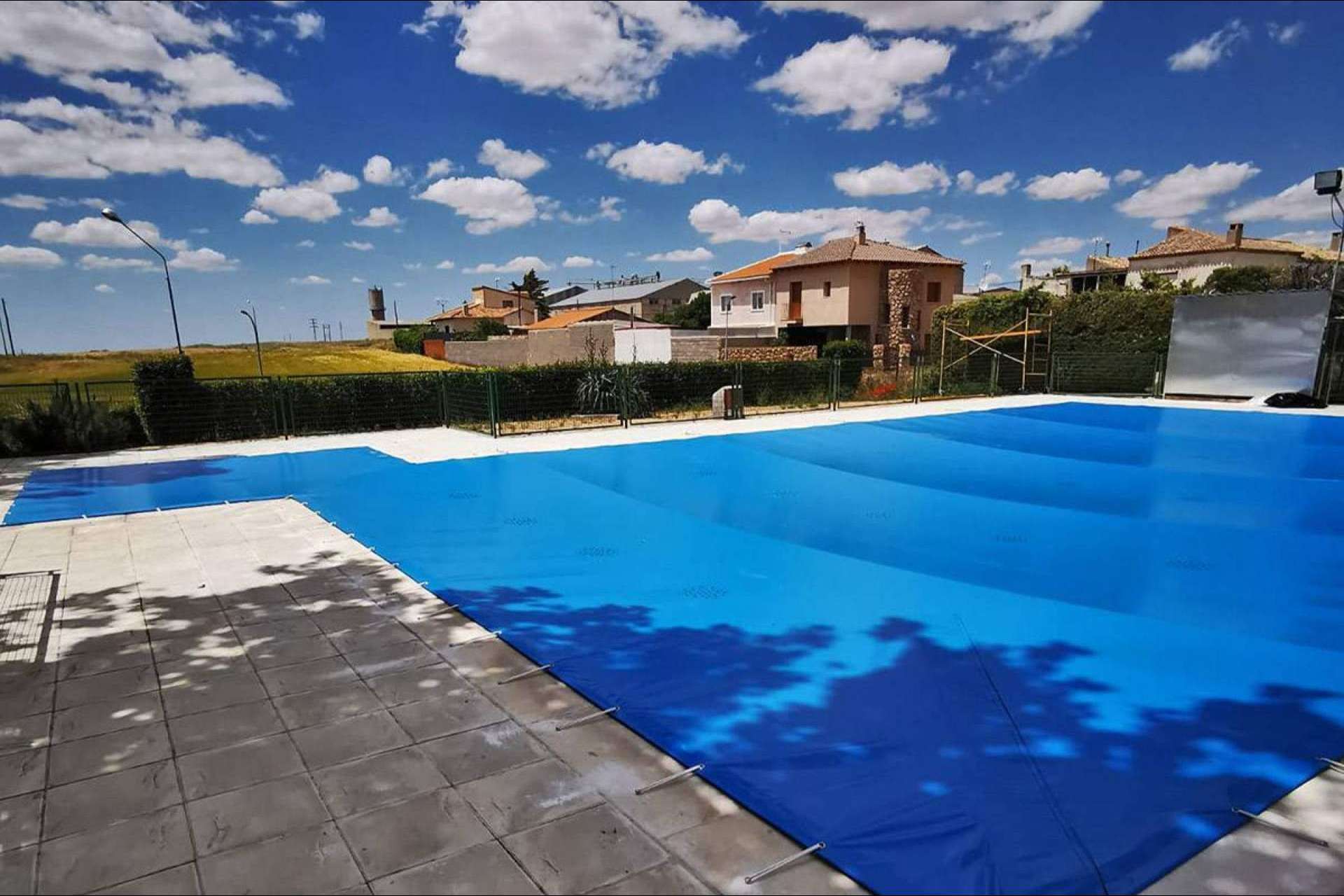 Toldos Picasso: conservar el agua con los cobertores de piscina de invierno