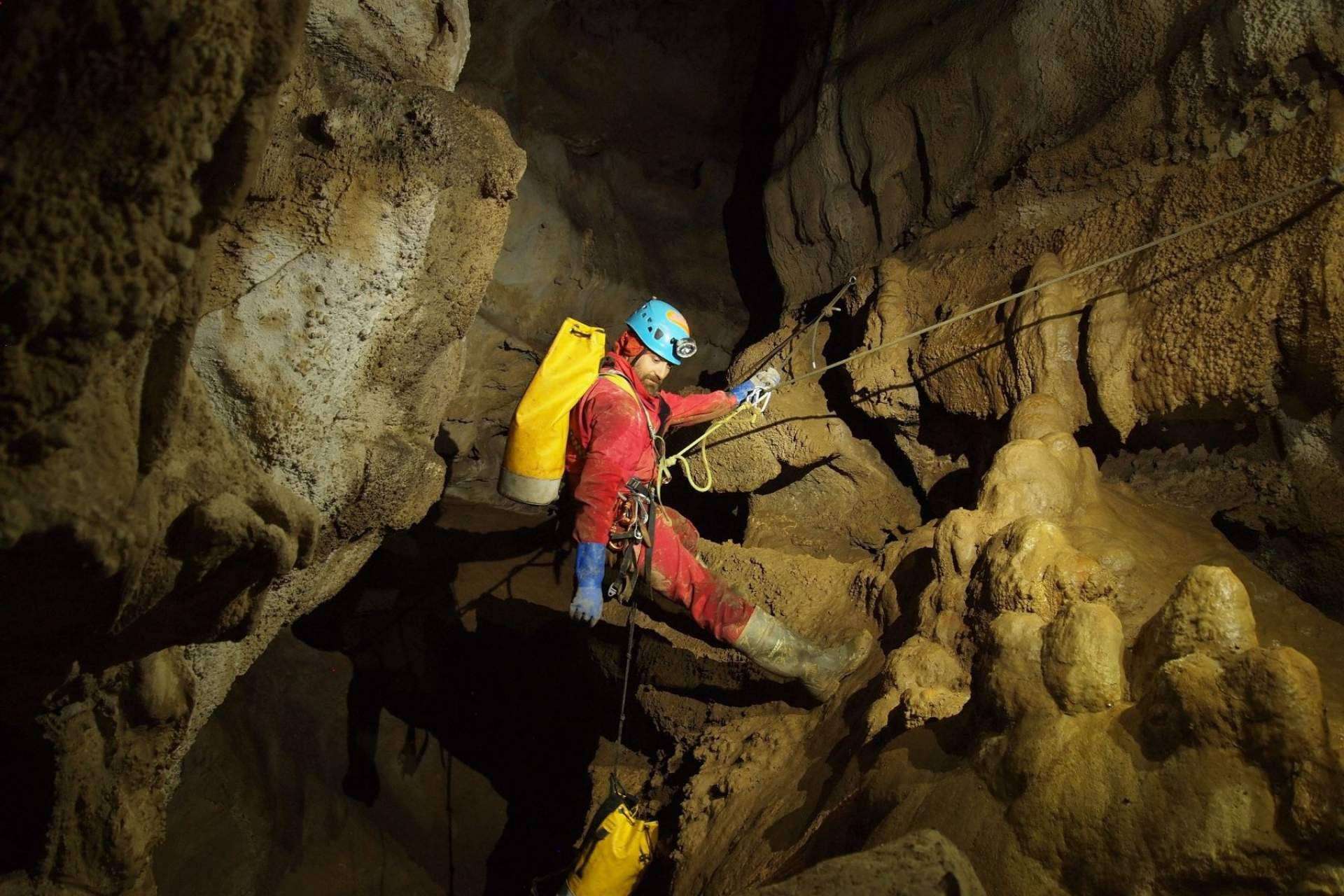 Vivir la esencia de la aventura de la mano de Vertical Challenge: la espeleología