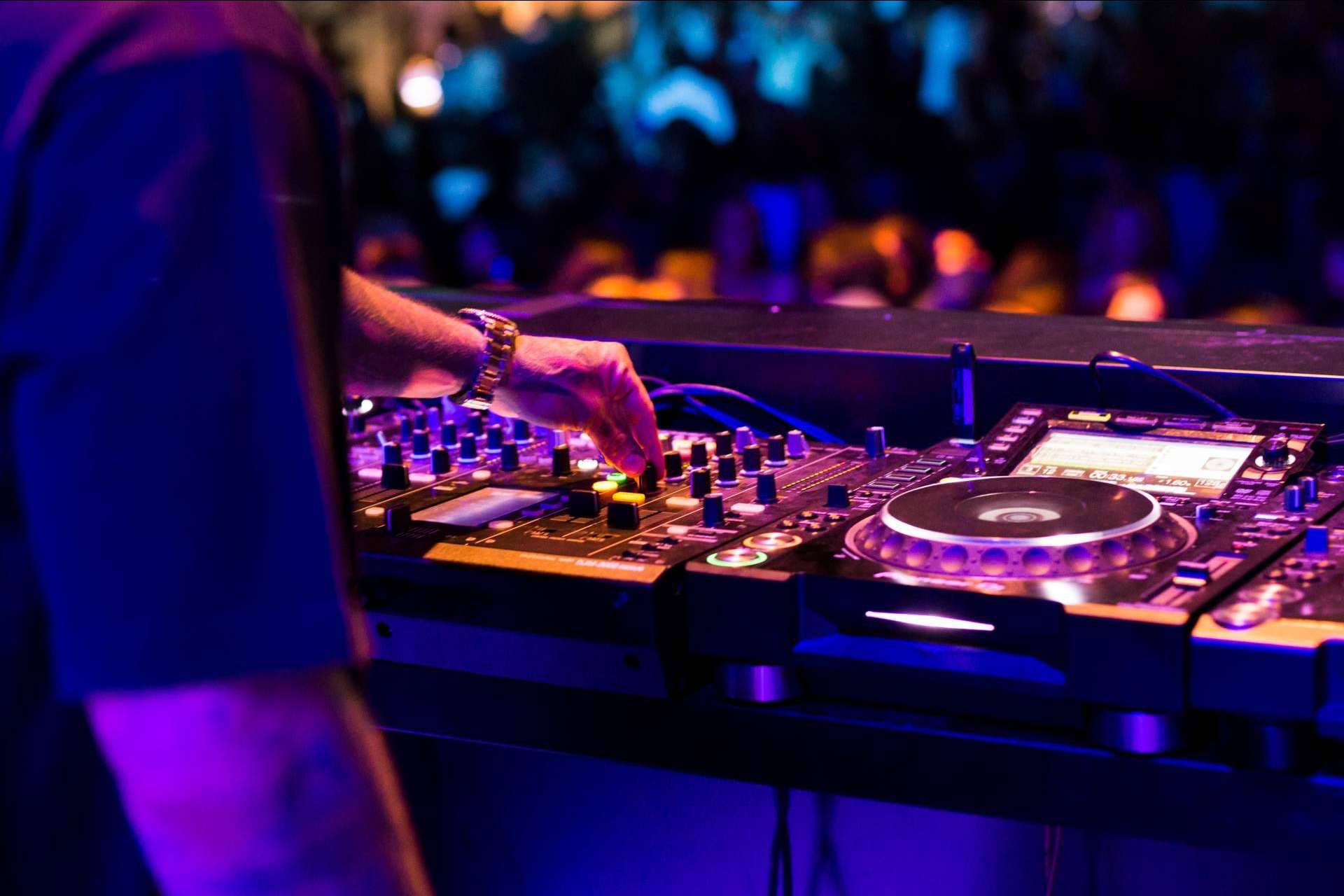 DJ con la mejor música para eventos y fiestas privadas de la mano de Iñaki Musik