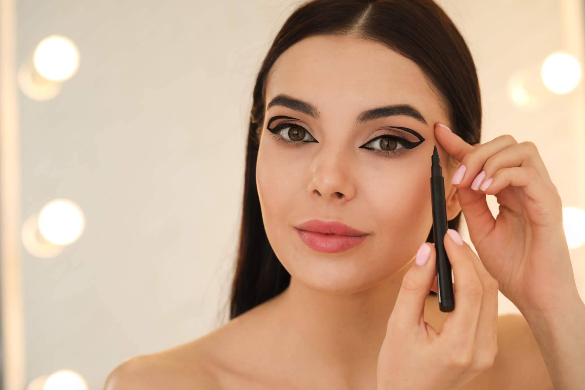 Eyeliner y rubor, las nuevas tendencias de maquillaje, disponibles en A de Ahorro