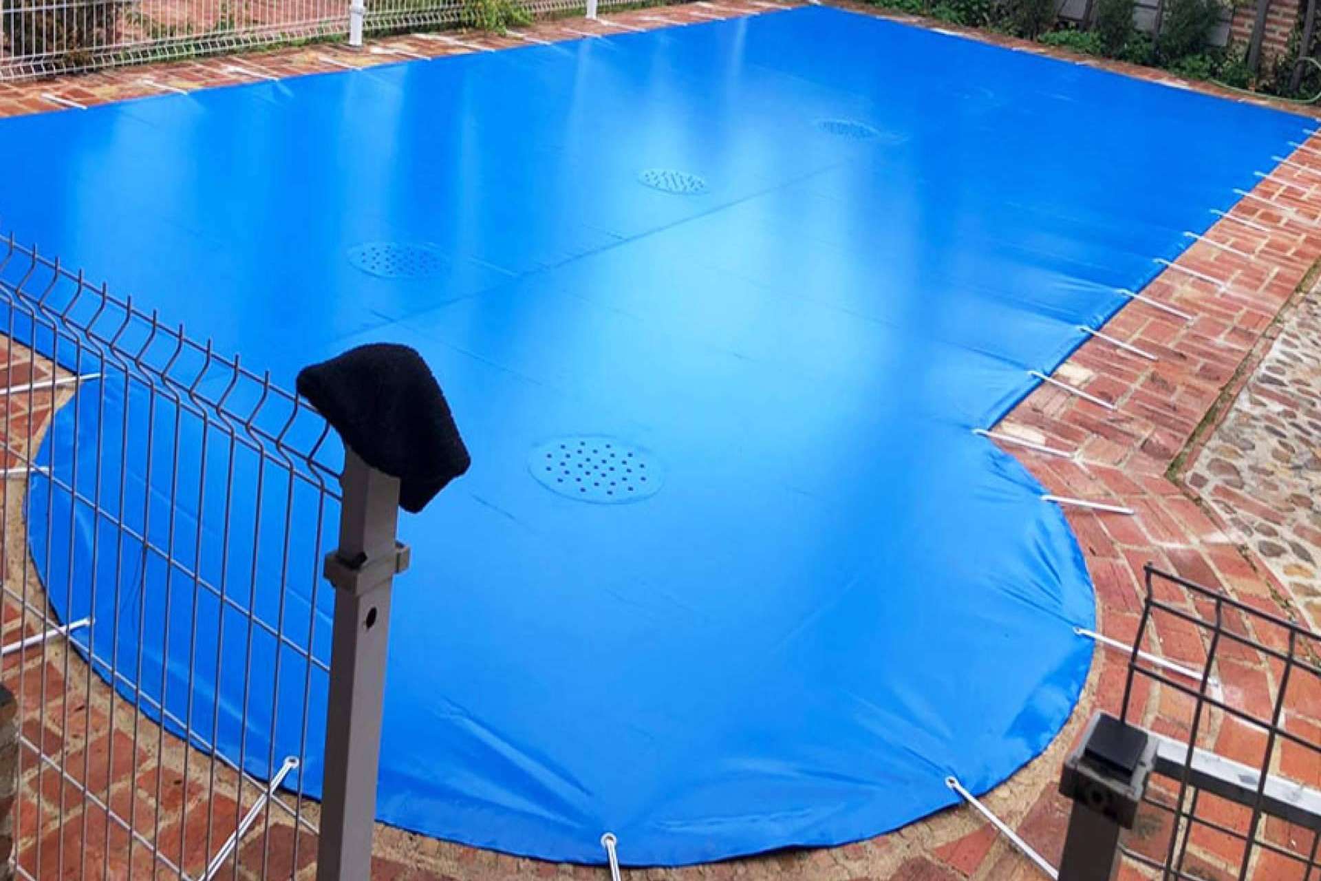Los cobertores de piscina para invierno pueden mantener intacta el agua, por Toldos Picasso