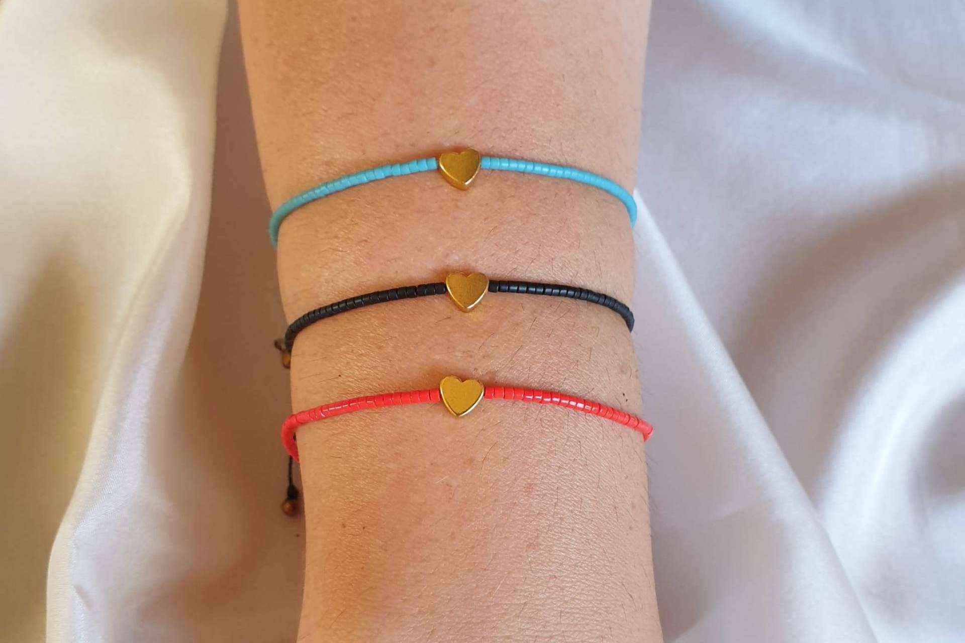 Combinar cualquier outfit con las pulseras de cristal de colores de Dkary