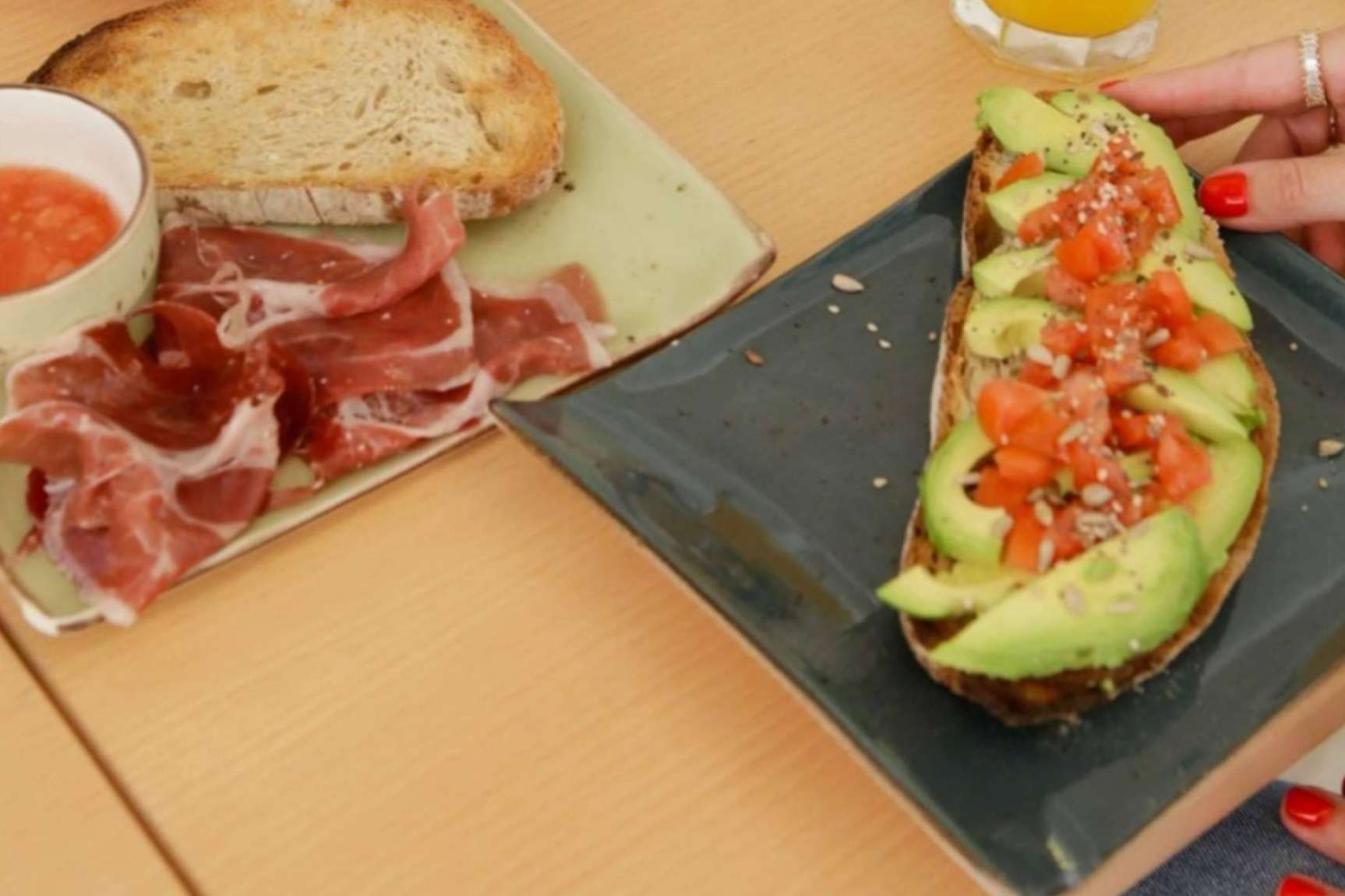 El Patio Vertical de Madrid permite disfrutar de un desayuno de tostadas de aguacate y café