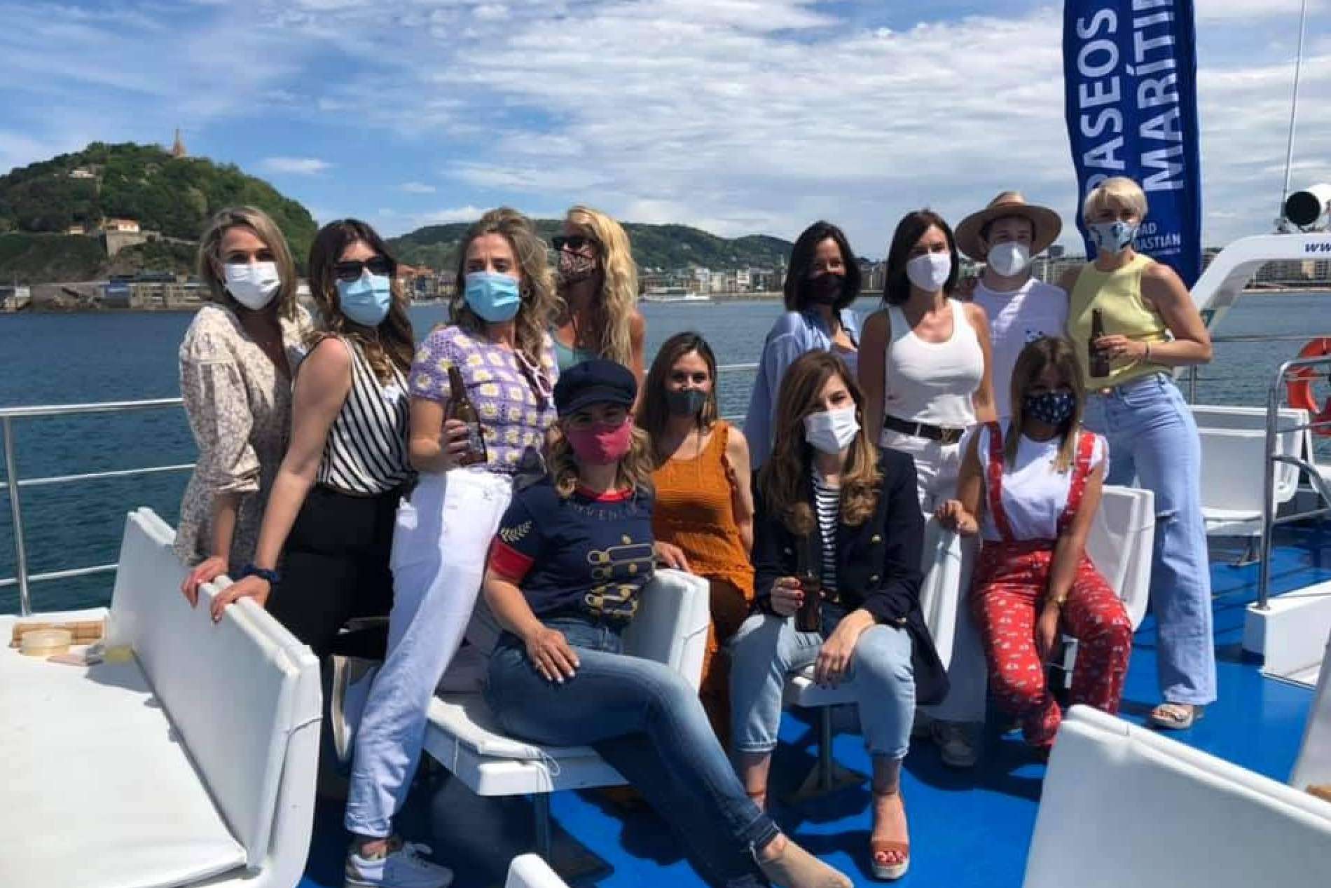 Celebrar eventos de empresa a bordo del catamarán Ciudad San Sebastián