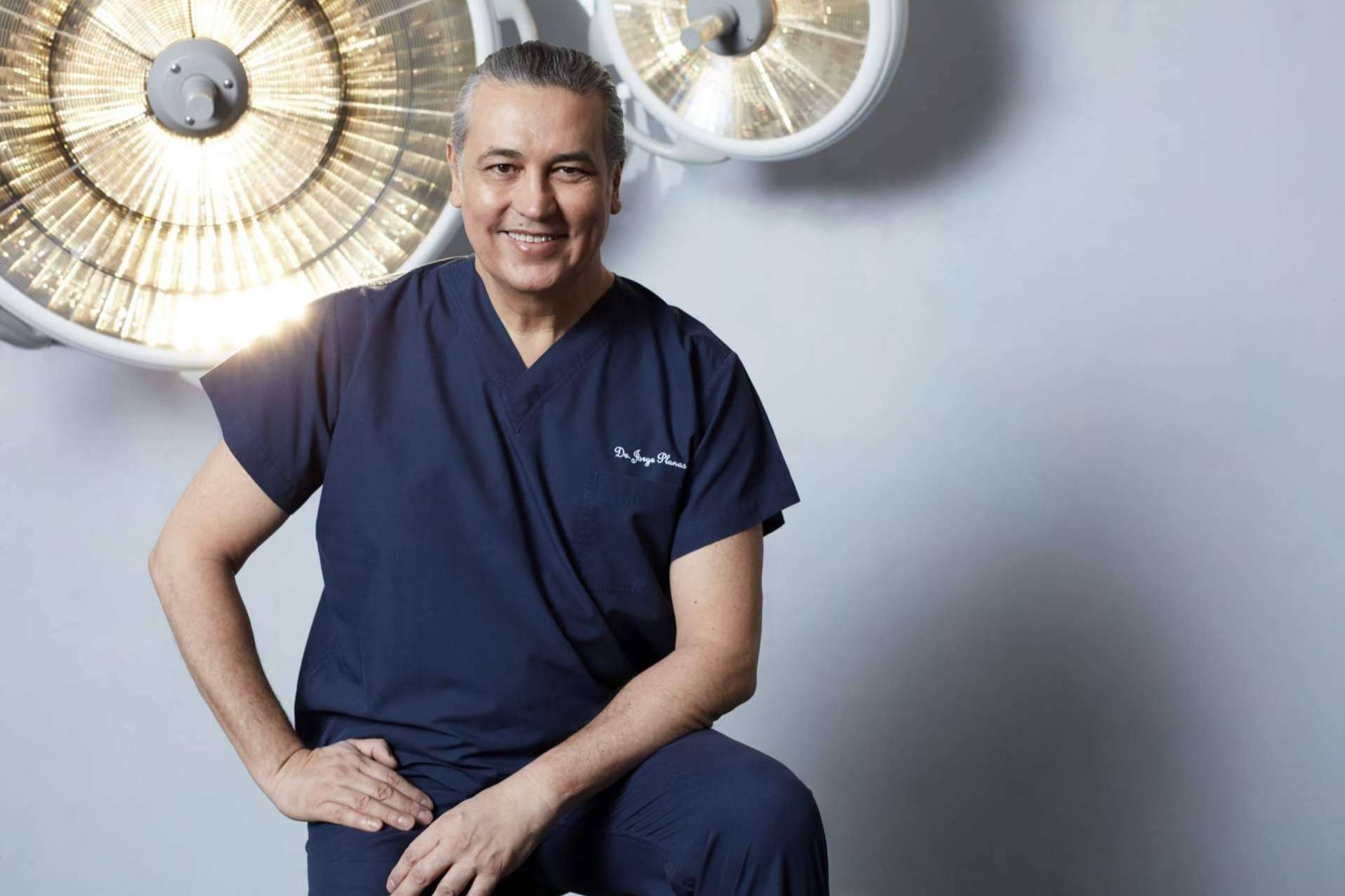 ¿Qué tratamientos de rejuvenecimiento facial realiza el Dr. Jorge Planas?