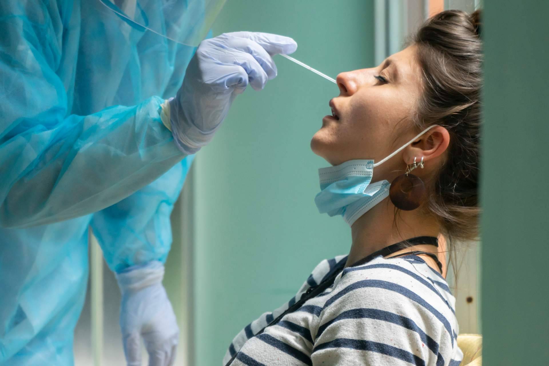 La importancia de realizarse un test COVID aunque se tenga la pauta de vacunación completa, por Centro Médico Bravo