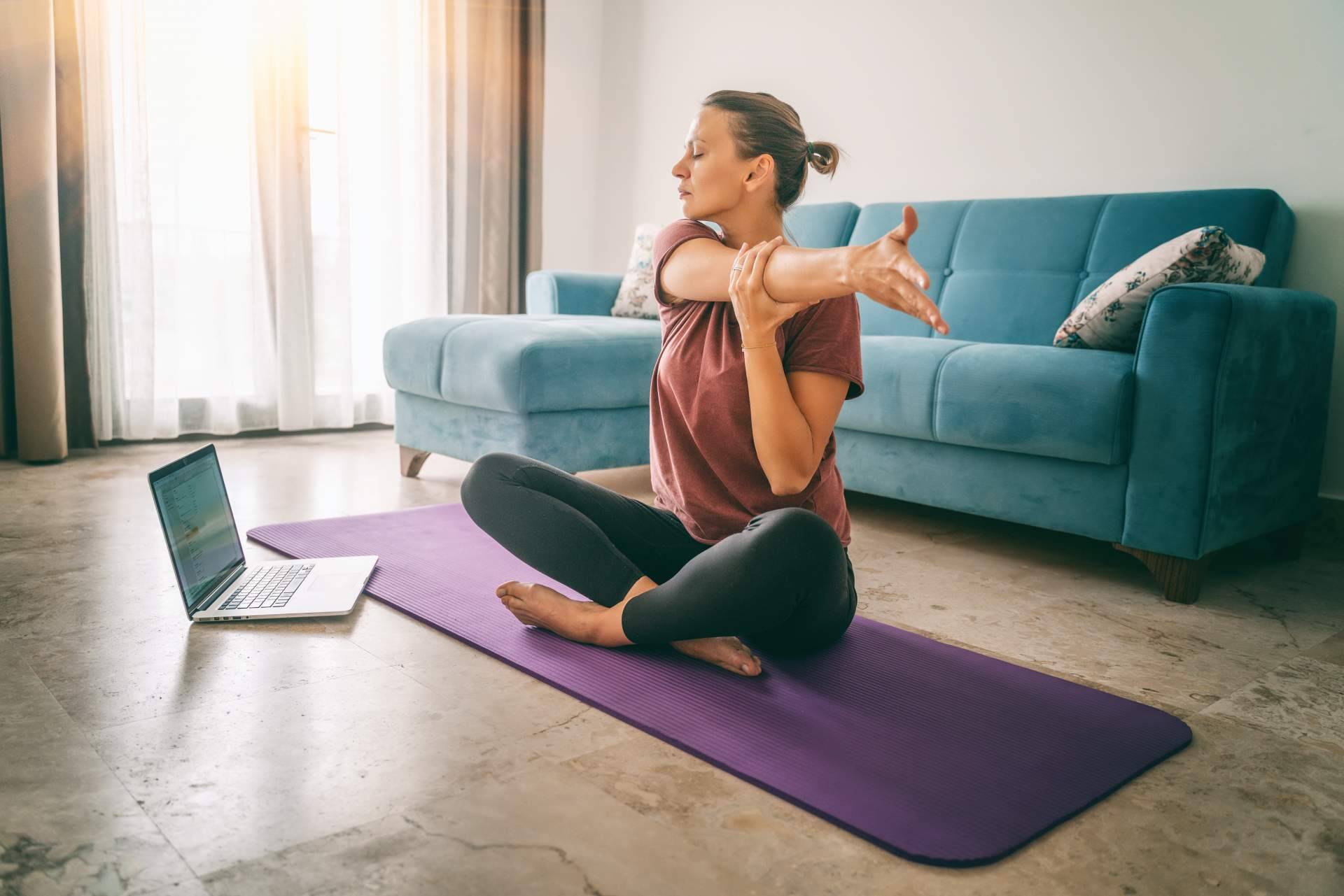 Kavaalya, un curso online interactivo de profesor de yoga en español con grandes maestros hindúes