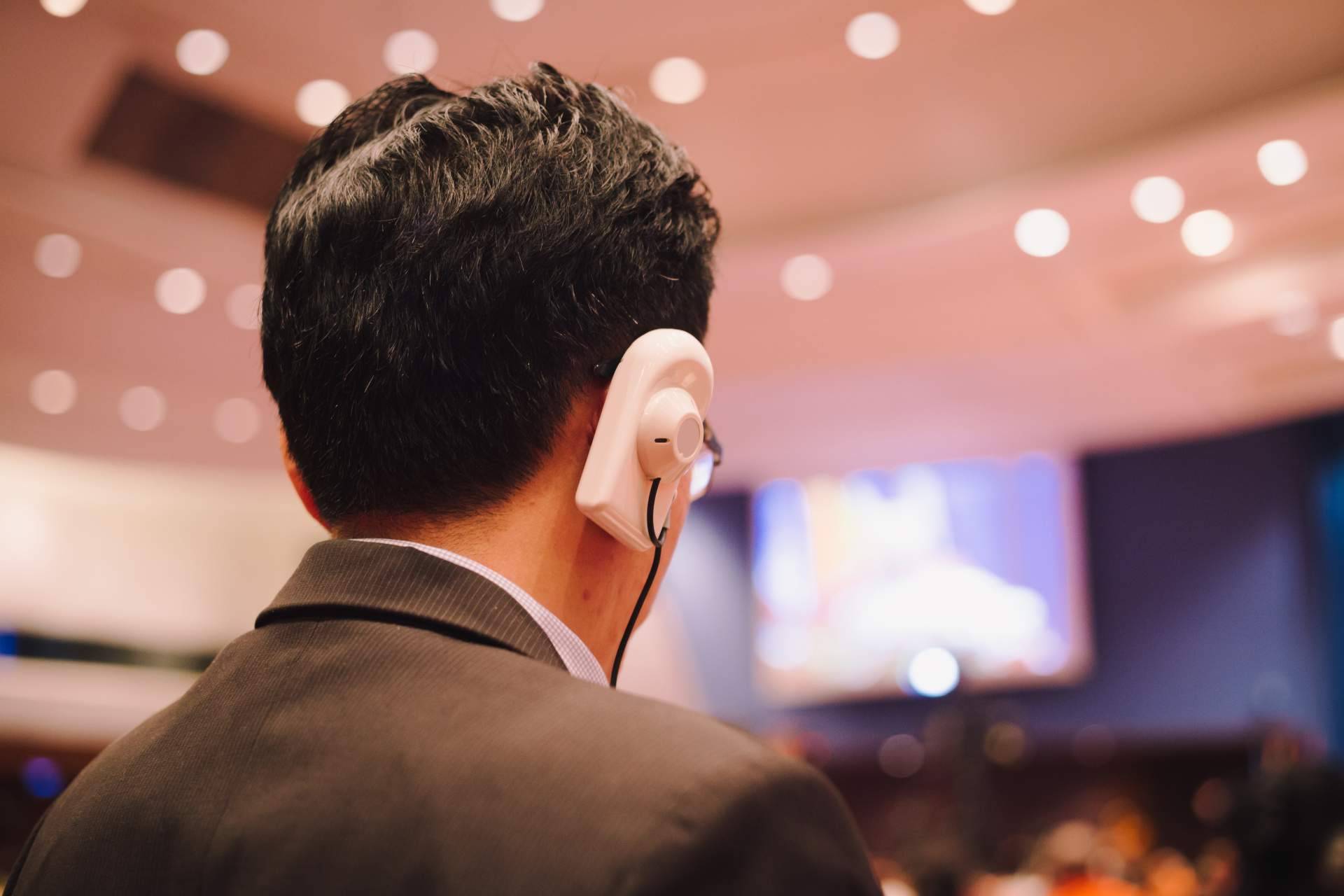 Interpretación simultánea en conferencias y otros eventos con la agencia de traducción jurada ENAI E-Consulting Internacional