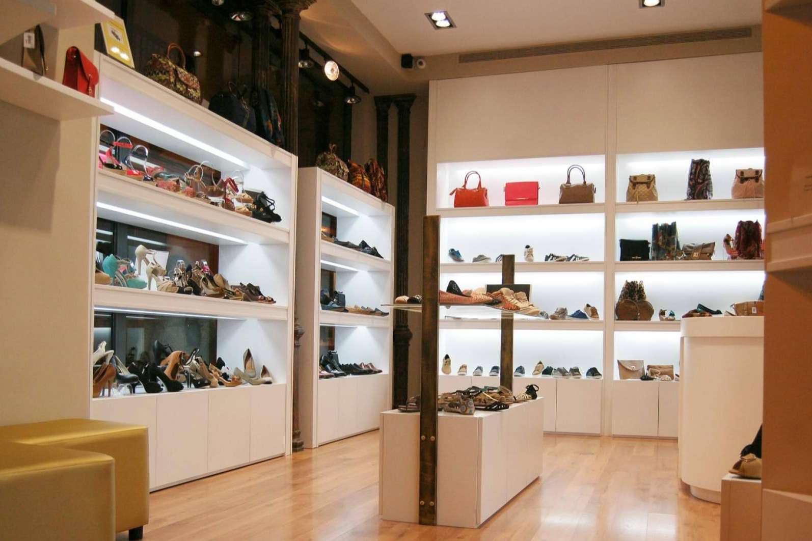 Gloss explica las ventajas de comprar calzado en las tiendas de la ciudad