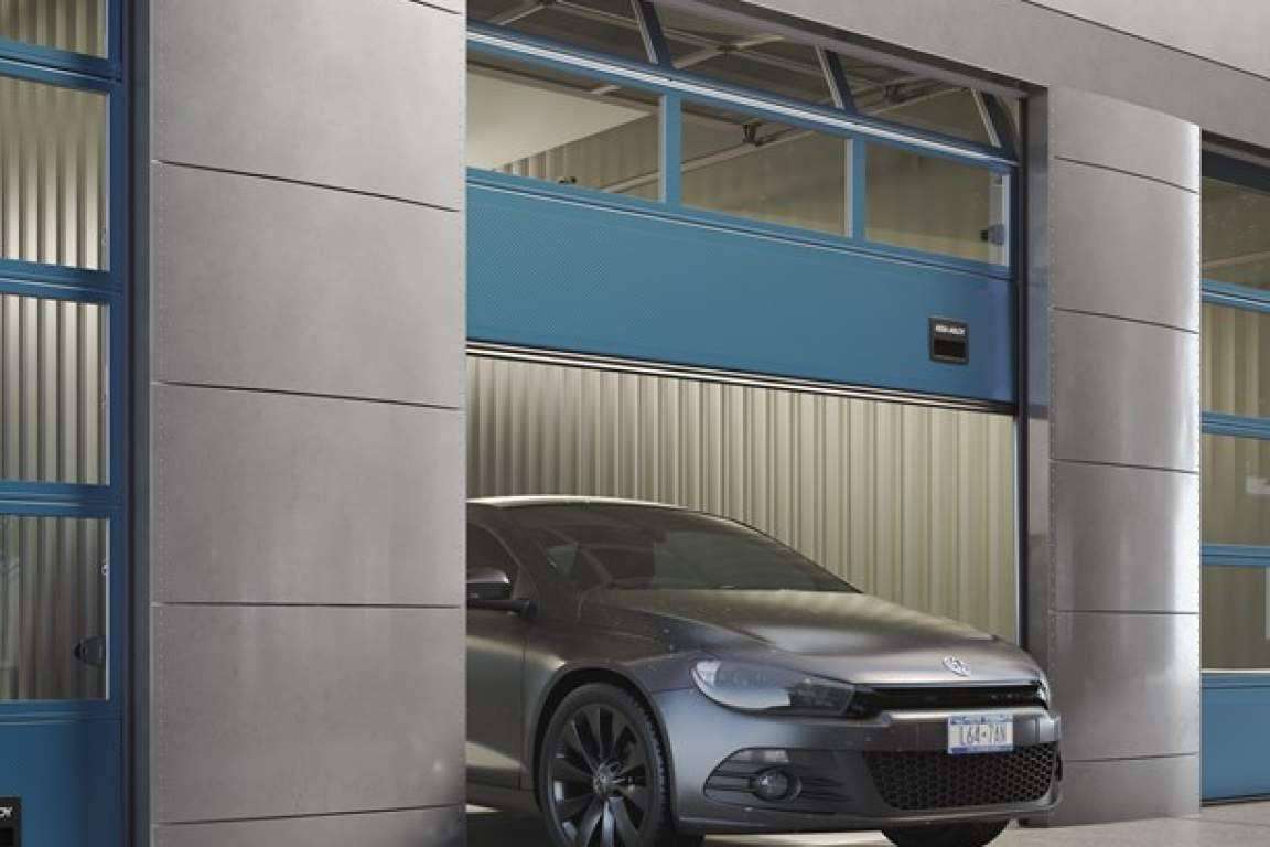 Qué es una puerta seccional, por ASSA ABLOY