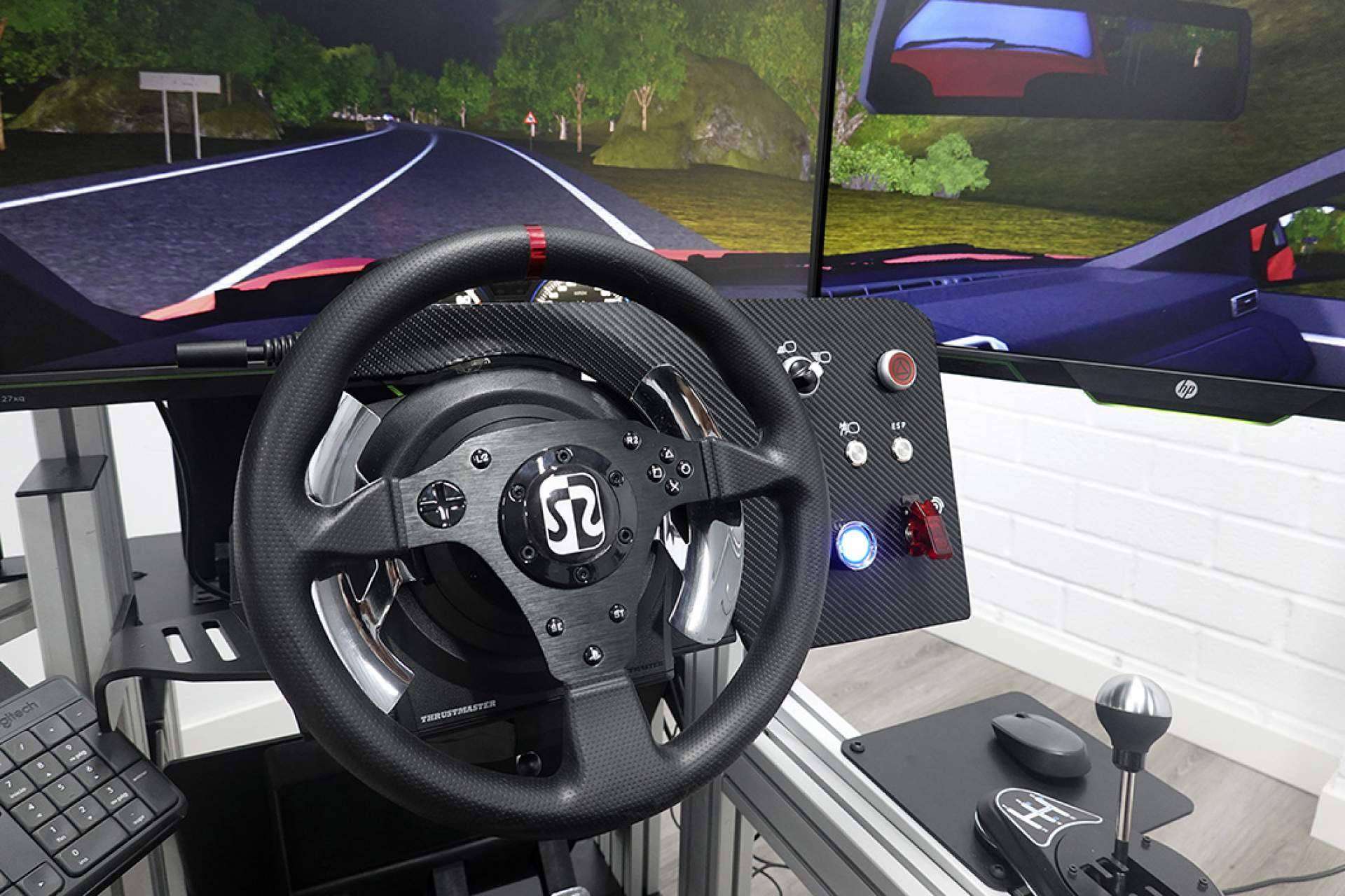 Simumak extiende la formación virtual con el simulador de coche diseñado para autoescuelas