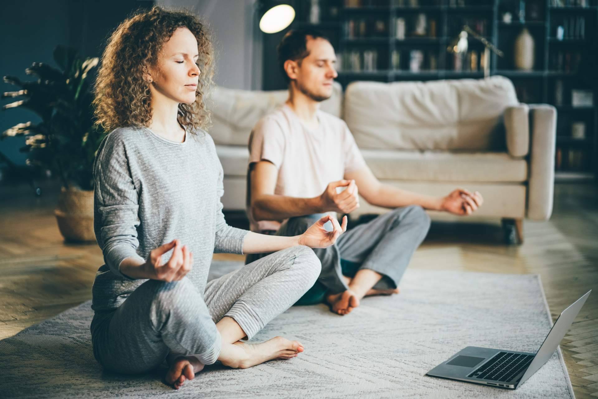 Aprender a meditar en 5 pasos sencillos a través del curso de meditación de Escuela Transformacional