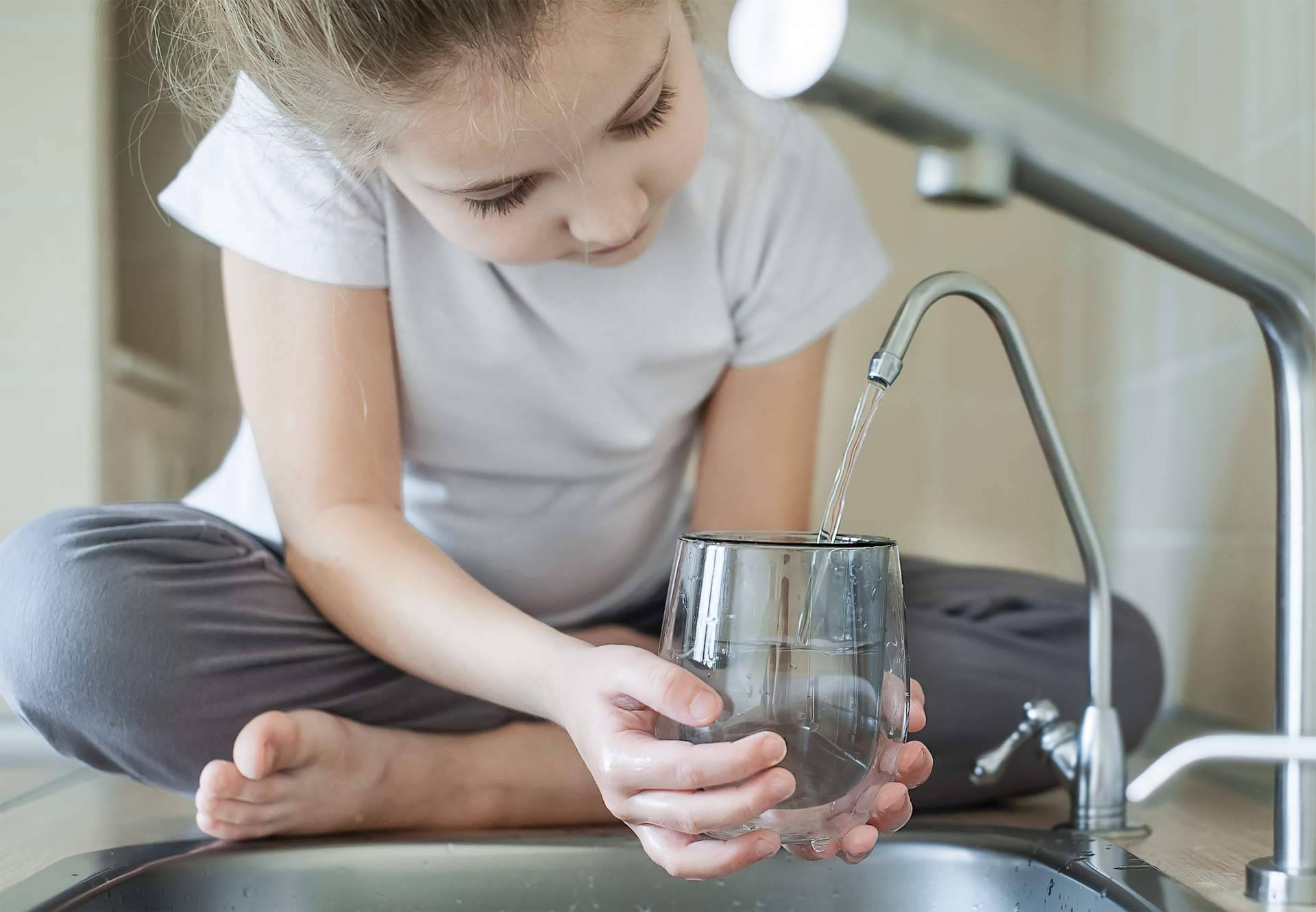 El agua osmotizada y los beneficios de beber agua de calidad según Atrium Salud