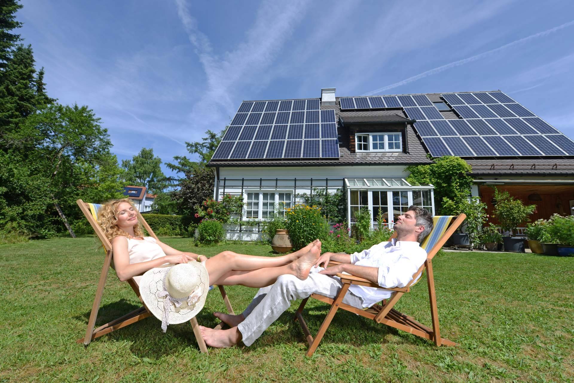 ¿Es posible ahorrar con placas solares en la factura de la luz?