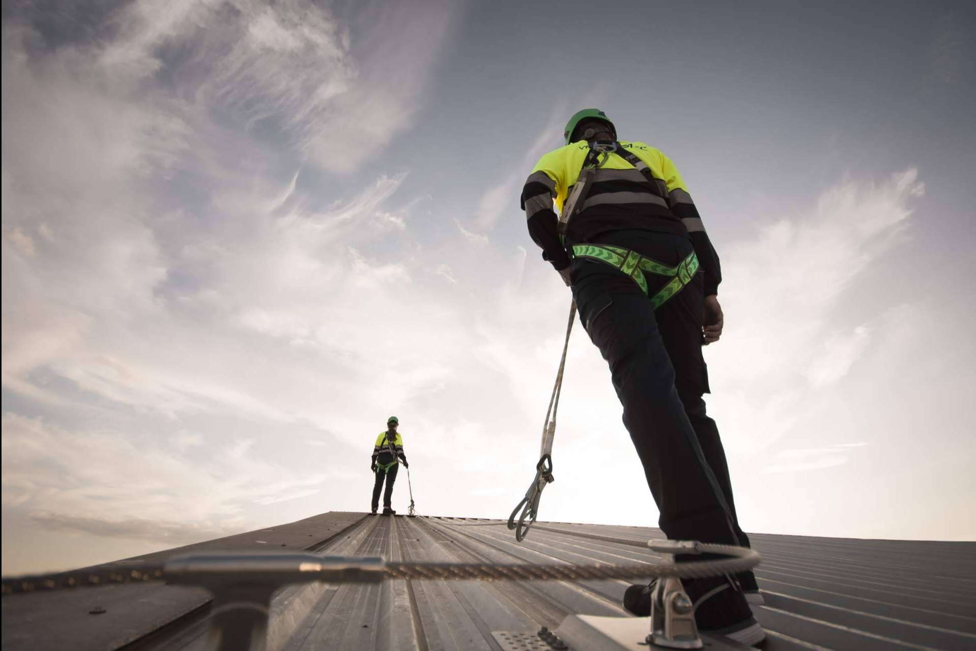 Qué líneas de vida se necesitan para acceder y trabajar con seguridad sobre cubiertas