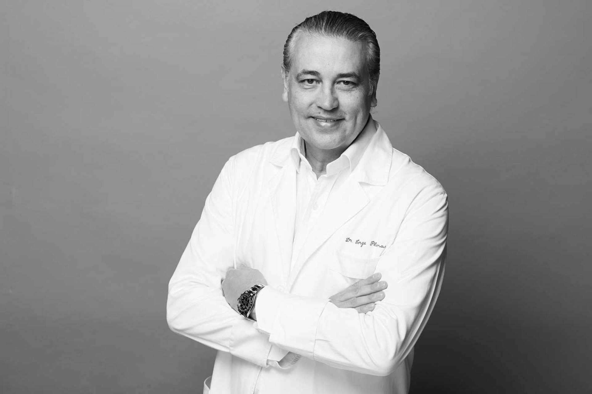 El Dr. Jorge Planas realiza aumento mamario con prótesis y con grasa