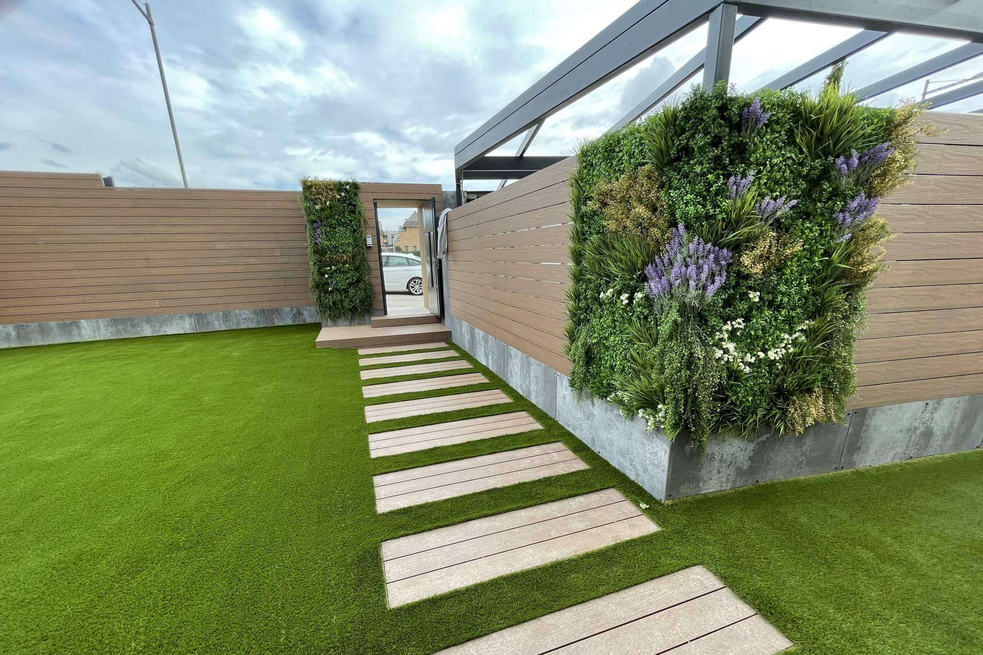 Los jardines verticales artificiales de Ingrass llenan de frescura los espacios