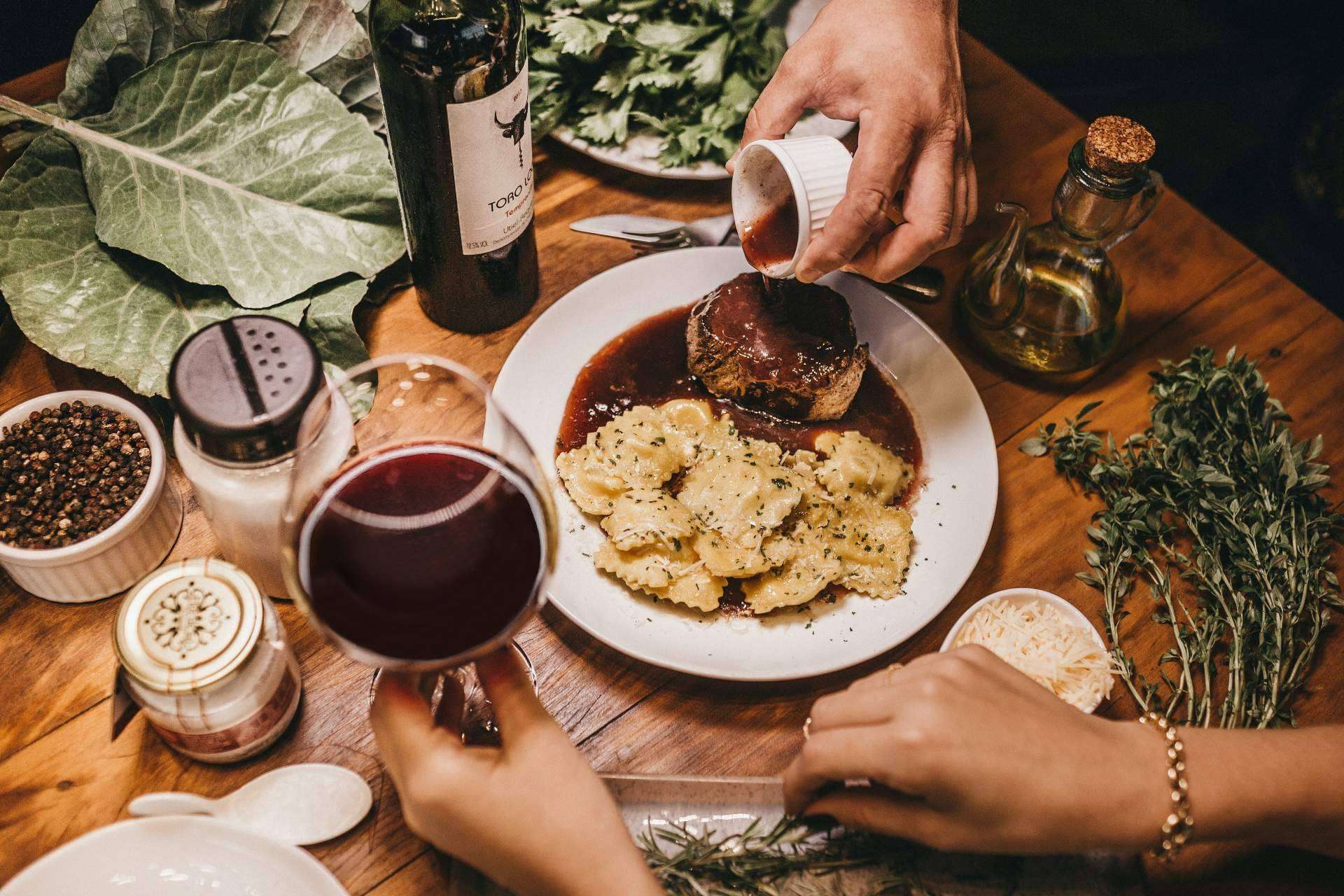 Decorar el comedor para una bonita velada y ser un buen anfitrión