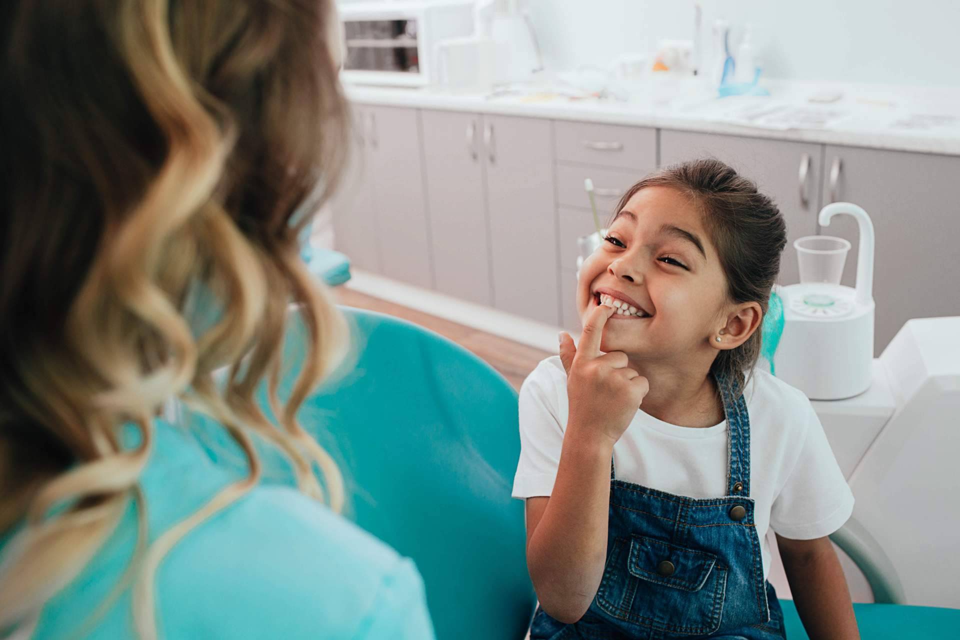 ¿Cuándo se recomienda a los niños acudir a la consulta del odontopediatra en Valencia?, por Clínica Viasalud