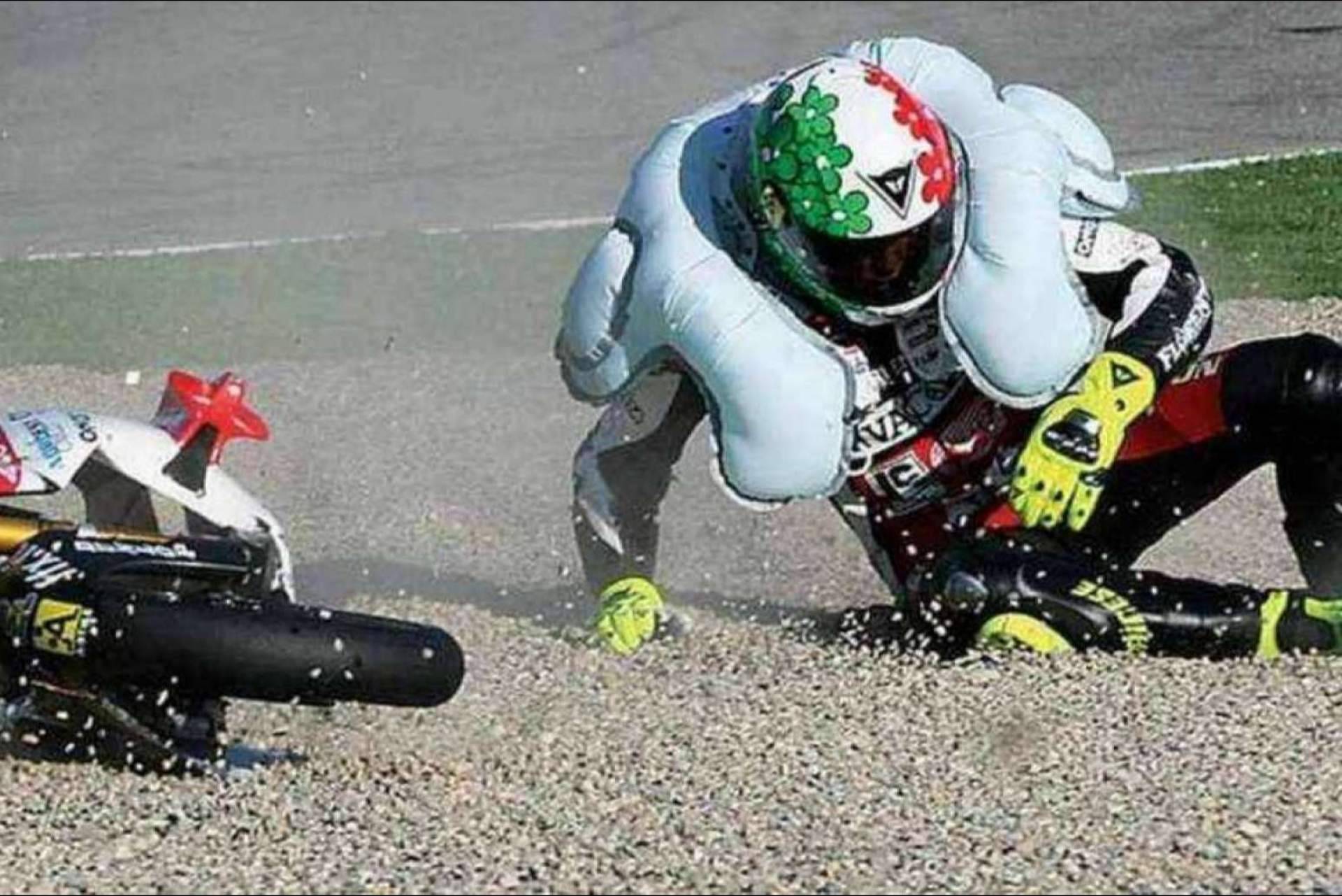 ¿Cómo protege al conductor el airbag para moto de la marca DAINESE?
