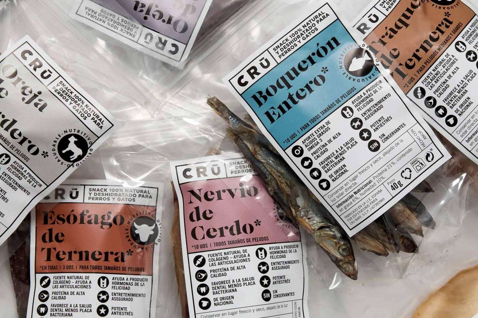 Snacks saludables para perros de la mano de CRU