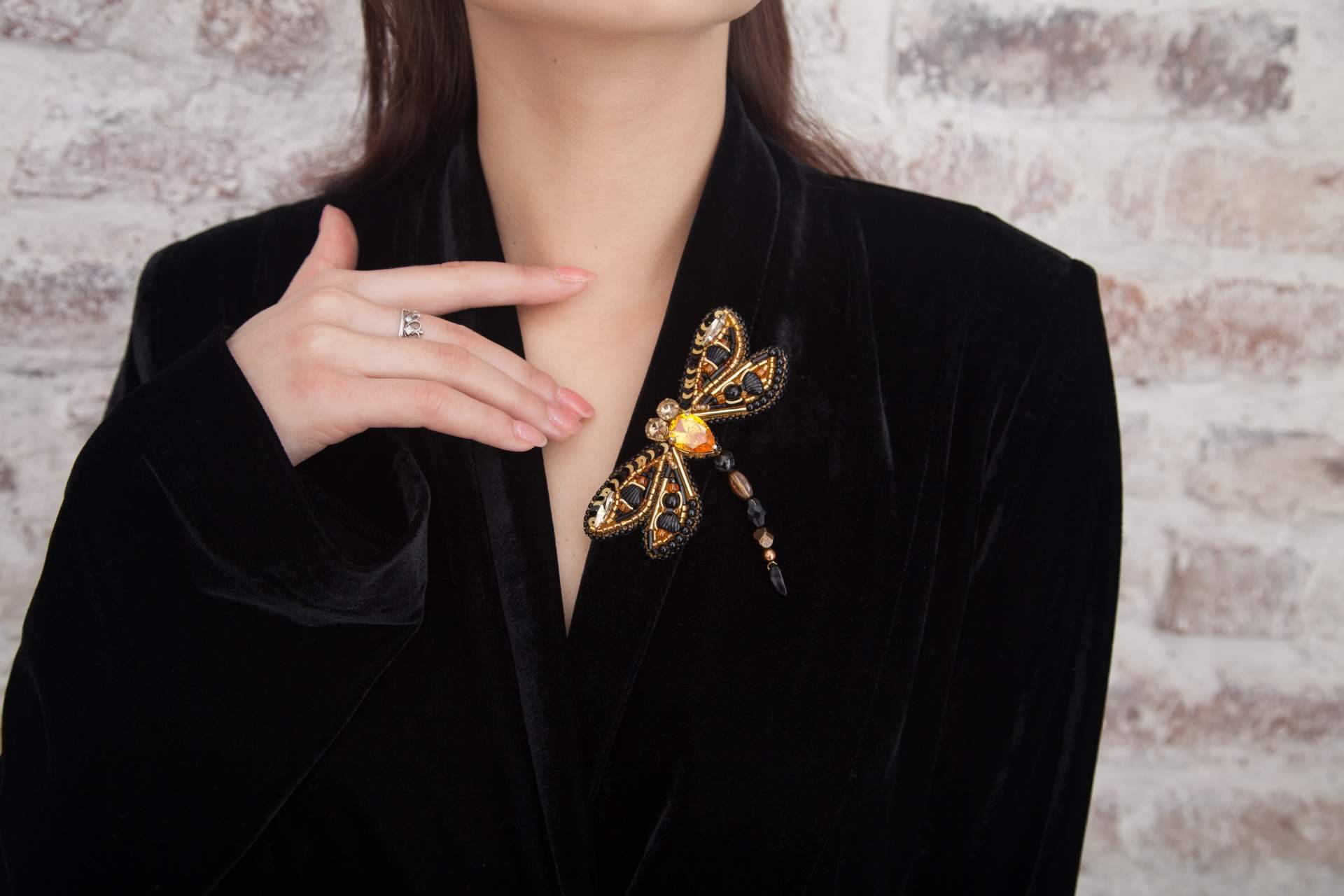 Los broches de lujo de Aldabón Luxury hacen que el look de quien los luzca sea único