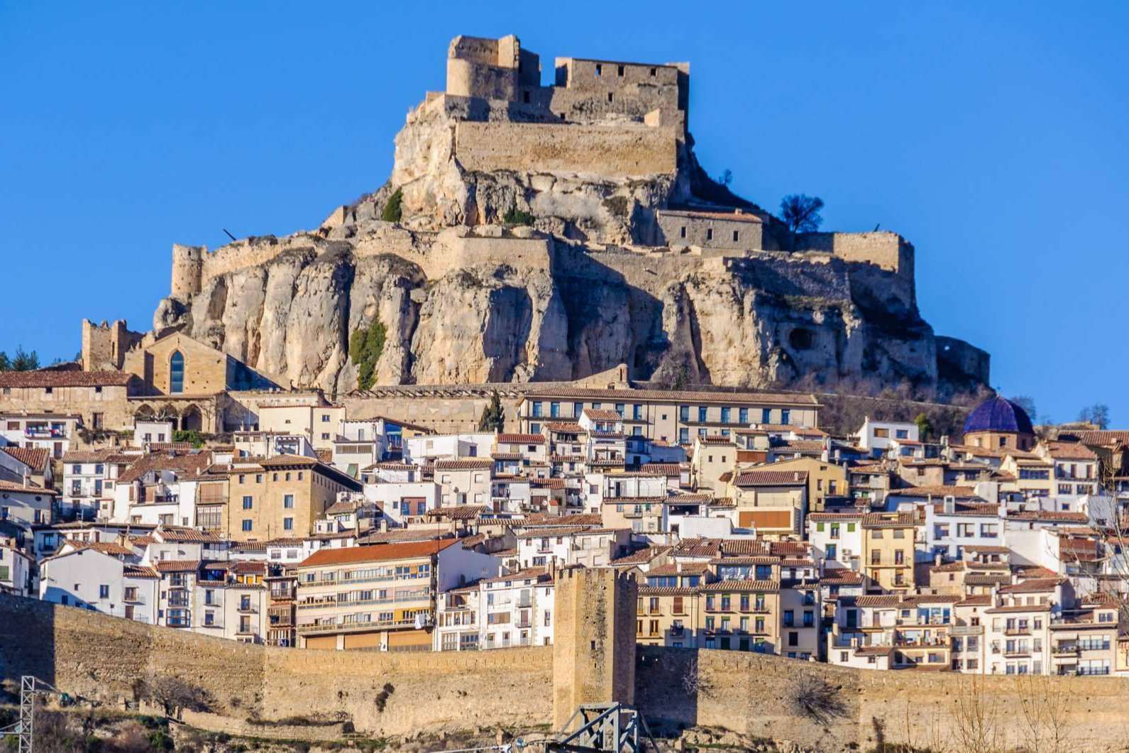 Las principales características del castillo de Morella según el portal turístico Castellón Virtual