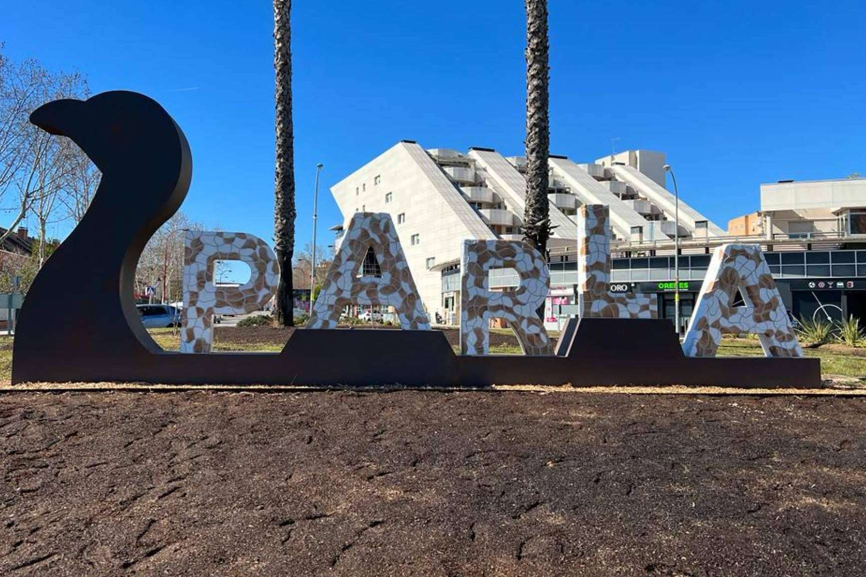 Mobuartex construye letras en las entradas de las localidades