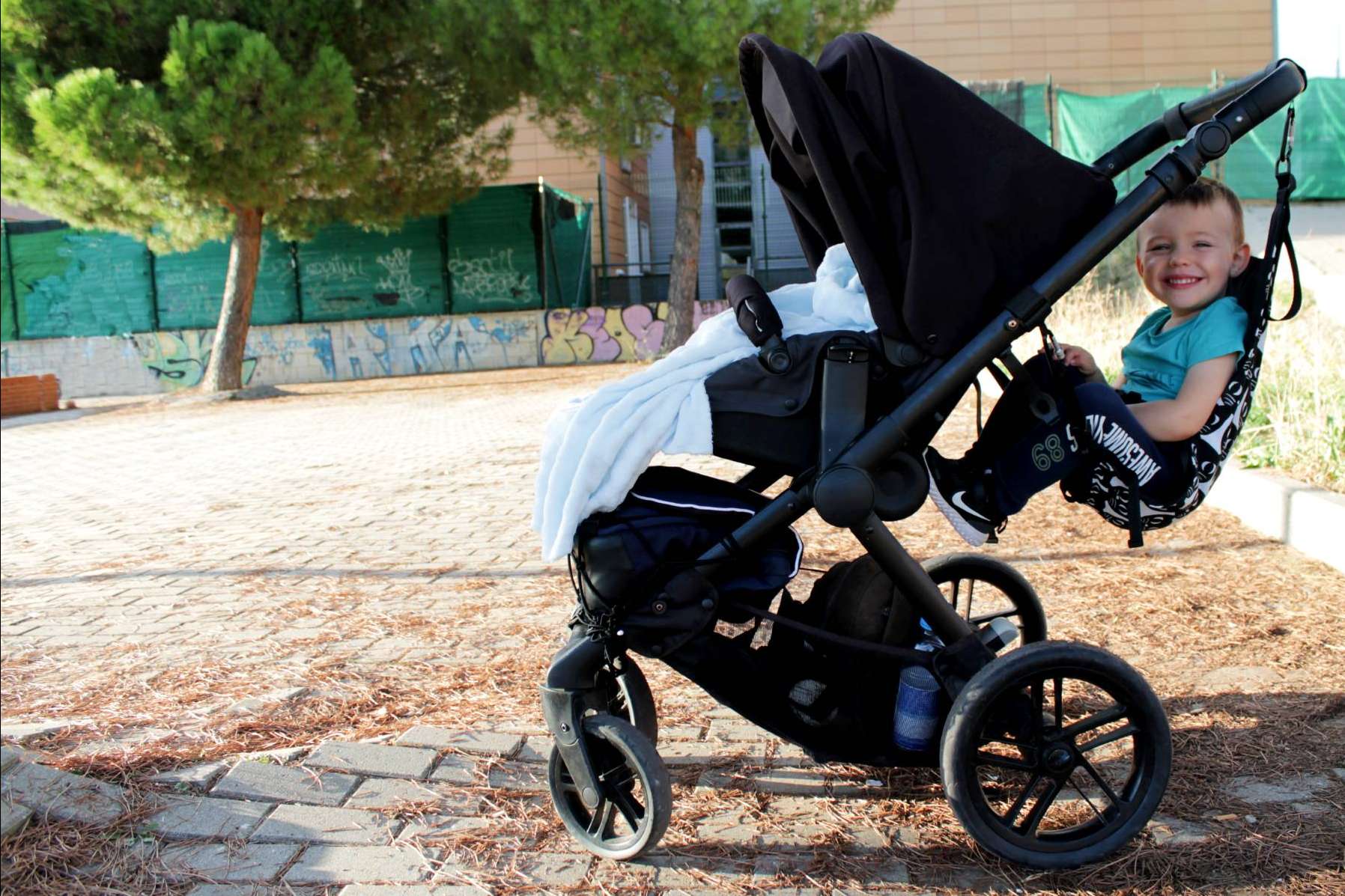 Llevar a dos niños pequeños con la solución práctica en pack de amaBABY