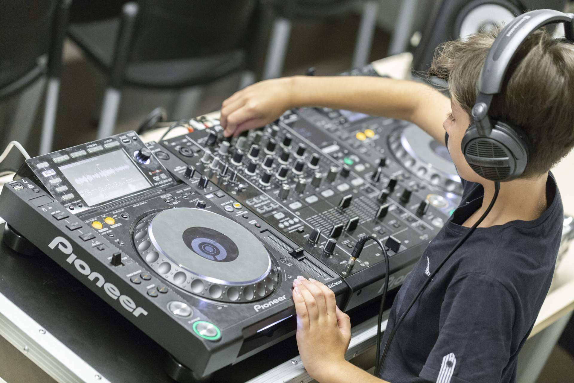 Curso de producción musical para niños y adolescentes en EUMES