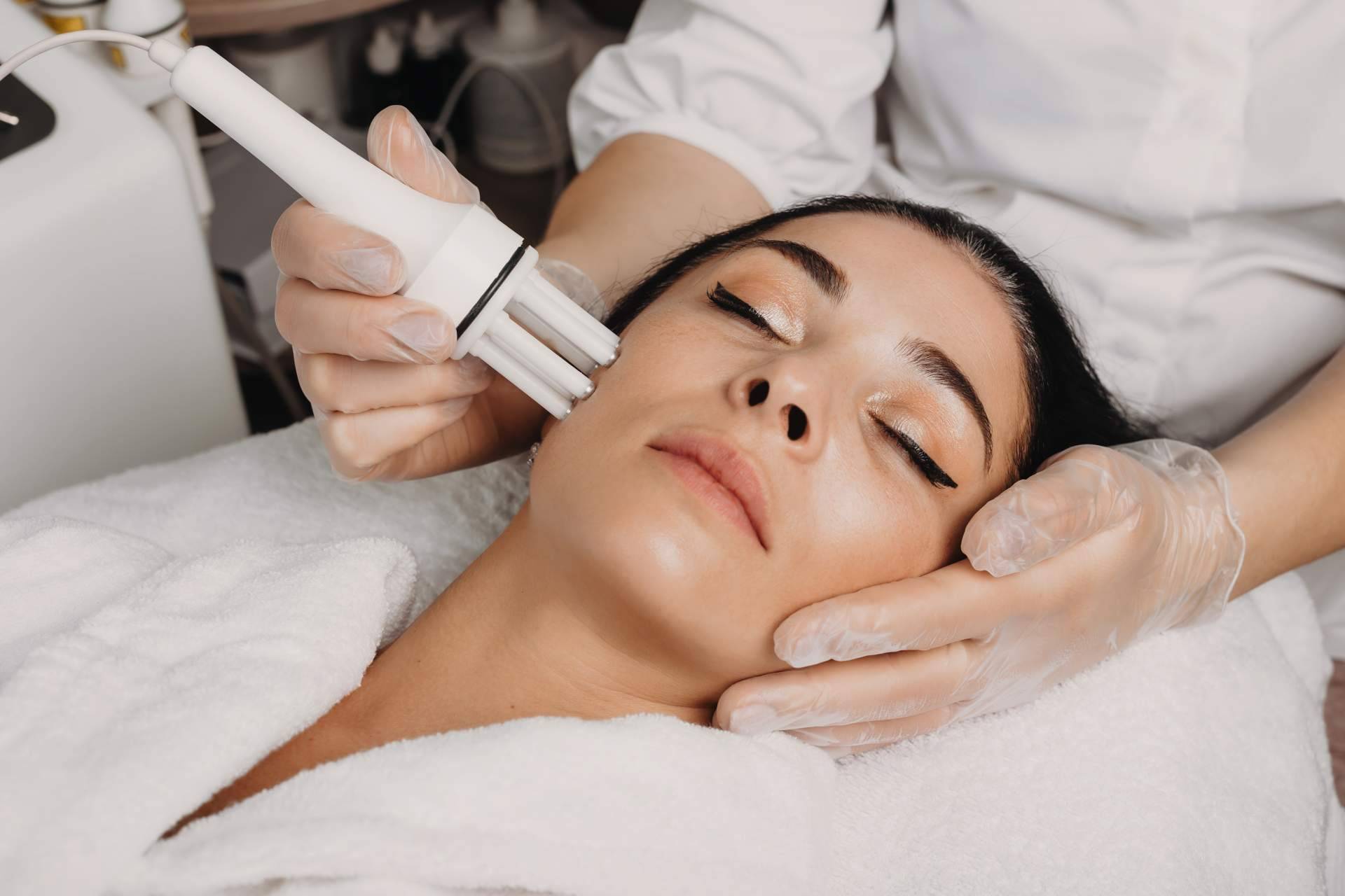 Las ventajas de llevar a cabo el tratamiento facial con la tecnología Indiba