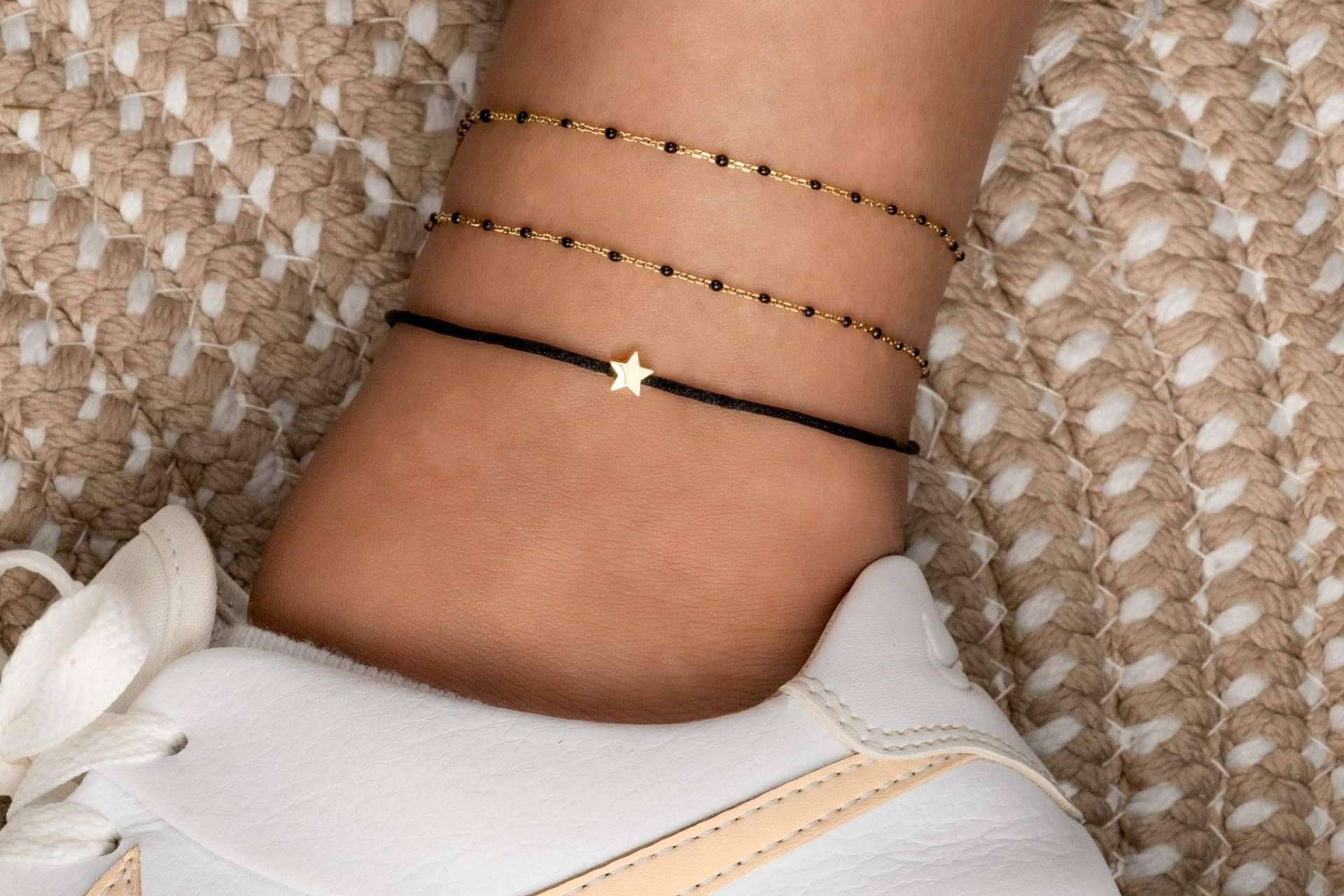 Tobilleras, un complemento imprescindible en el look de este verano