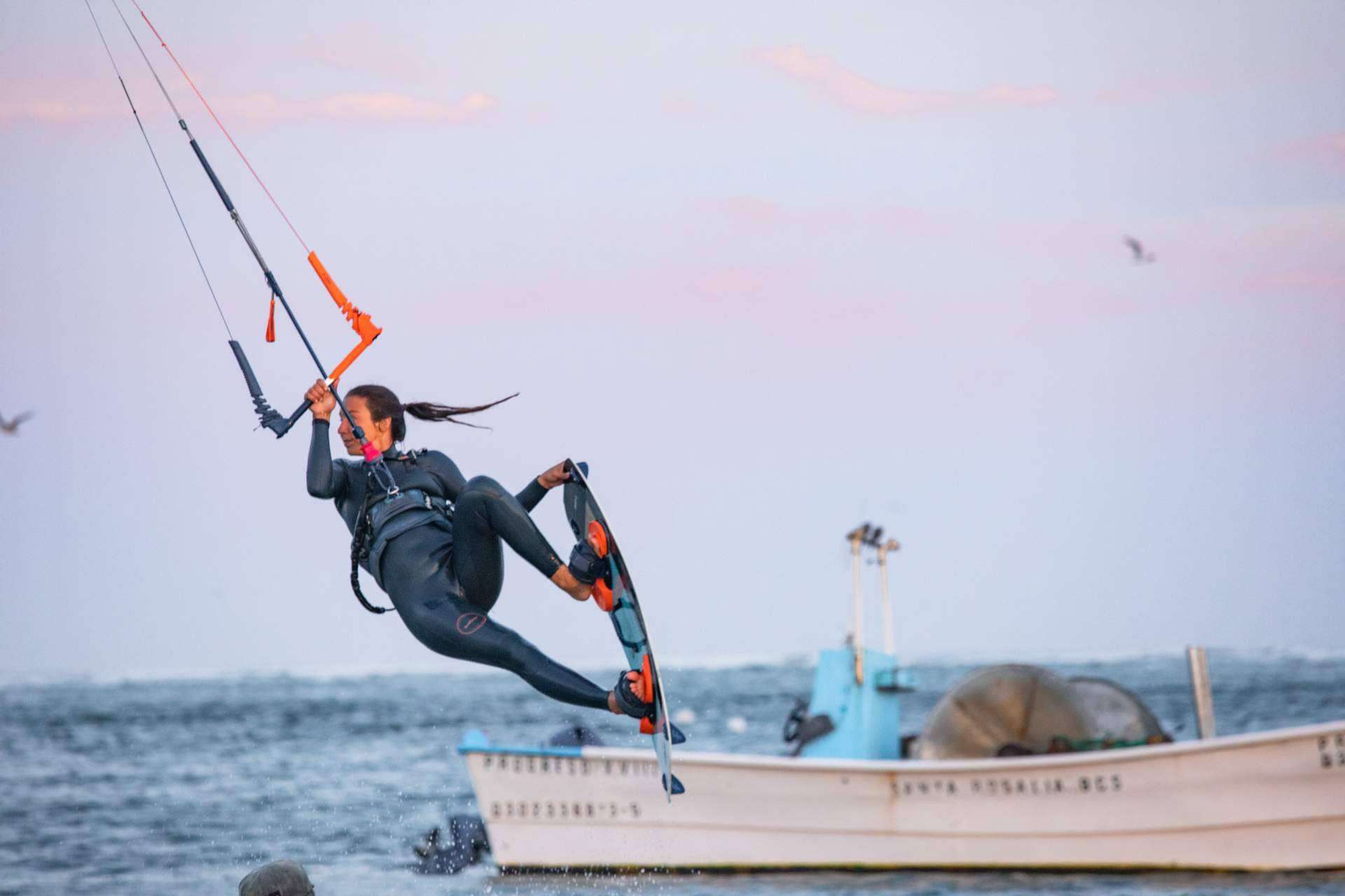 Pura Vida Mallorca recalca que empezar en el kitesurf en Mallorca es fácil a todas las edades