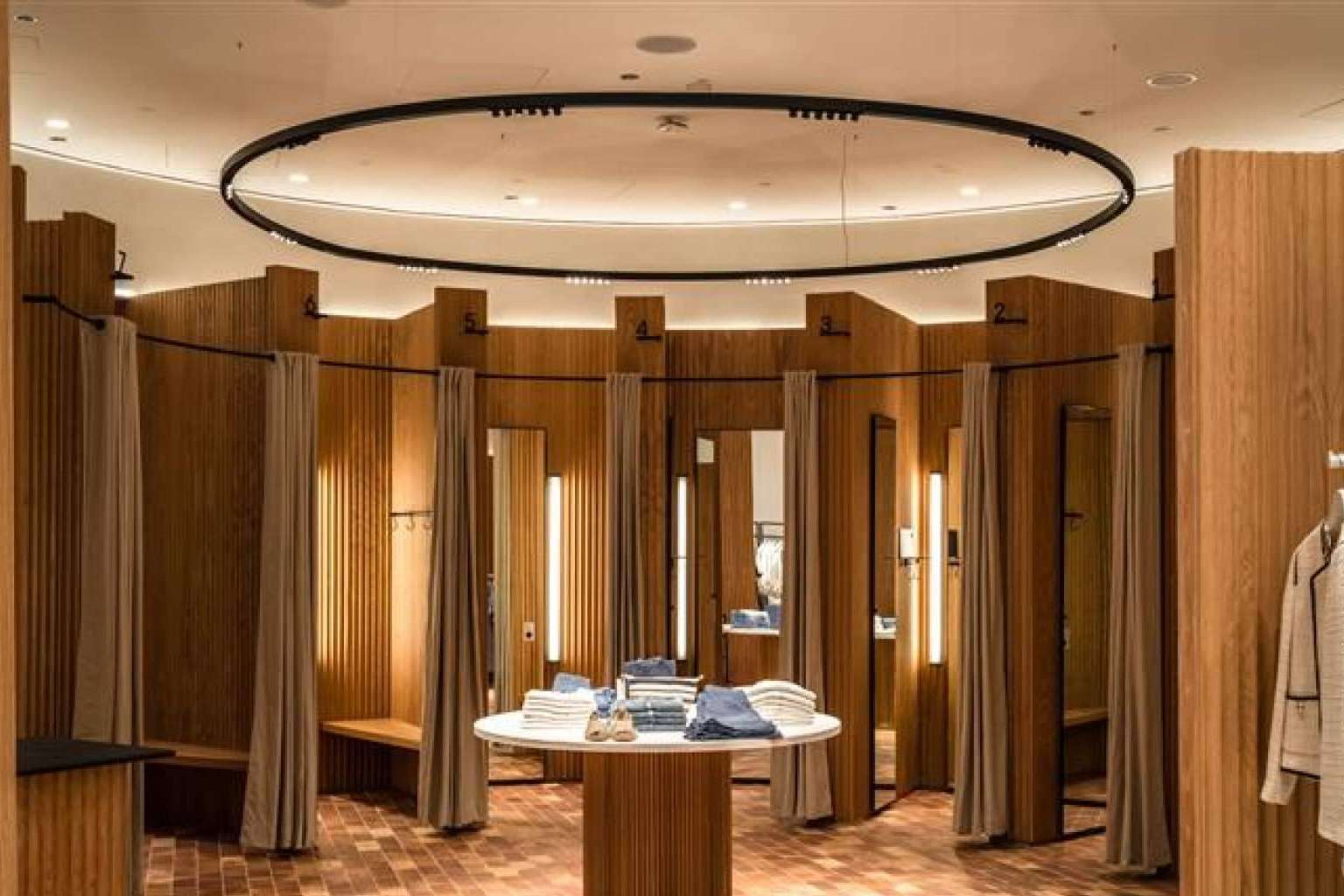 Insolit deja su huella en la nueva flagship store de Mango en Berlín