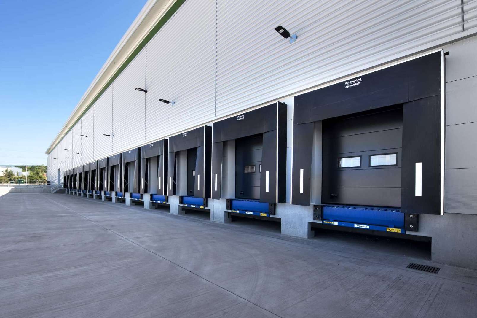 Las características de las puertas industriales para el sector logístico