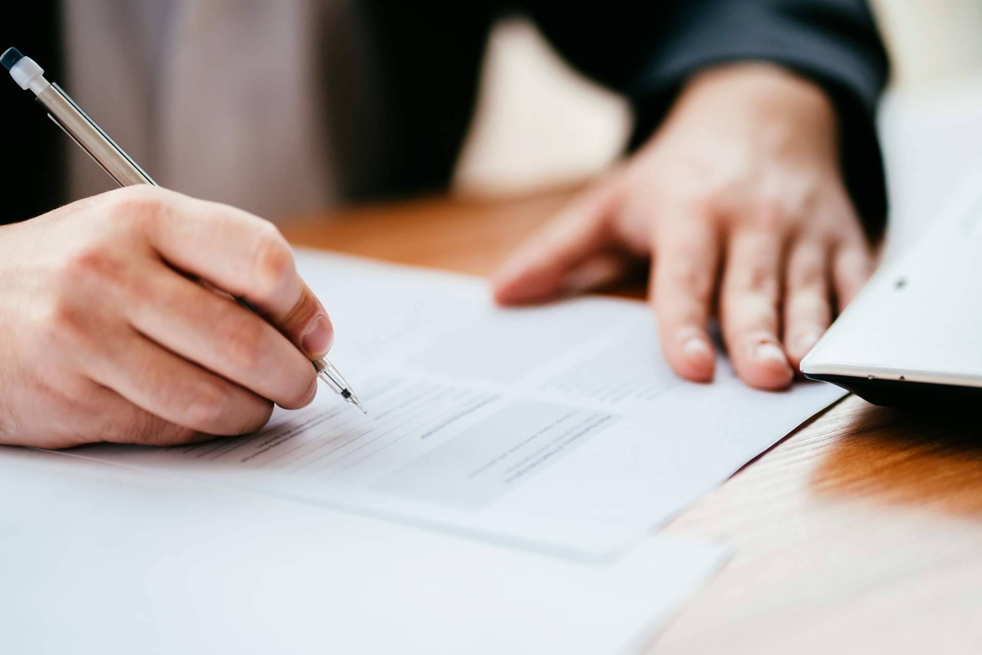 ASEIIP expone cuándo solicitar el trabajo de un perito calígrafo judicial