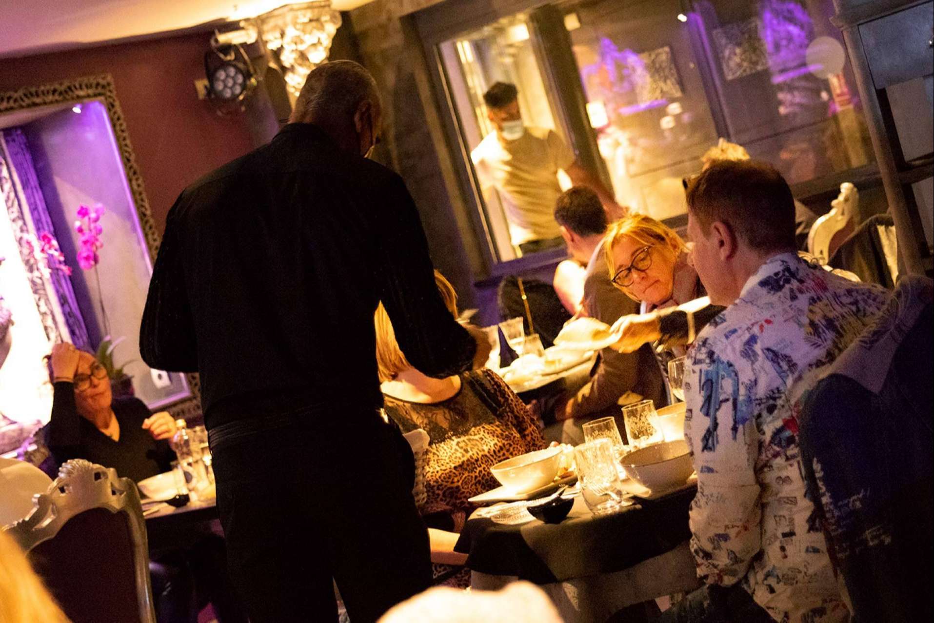 ZAK Rendez Vous, un restaurante que ofrece una experiencia total en la cena con show musical en Sitges