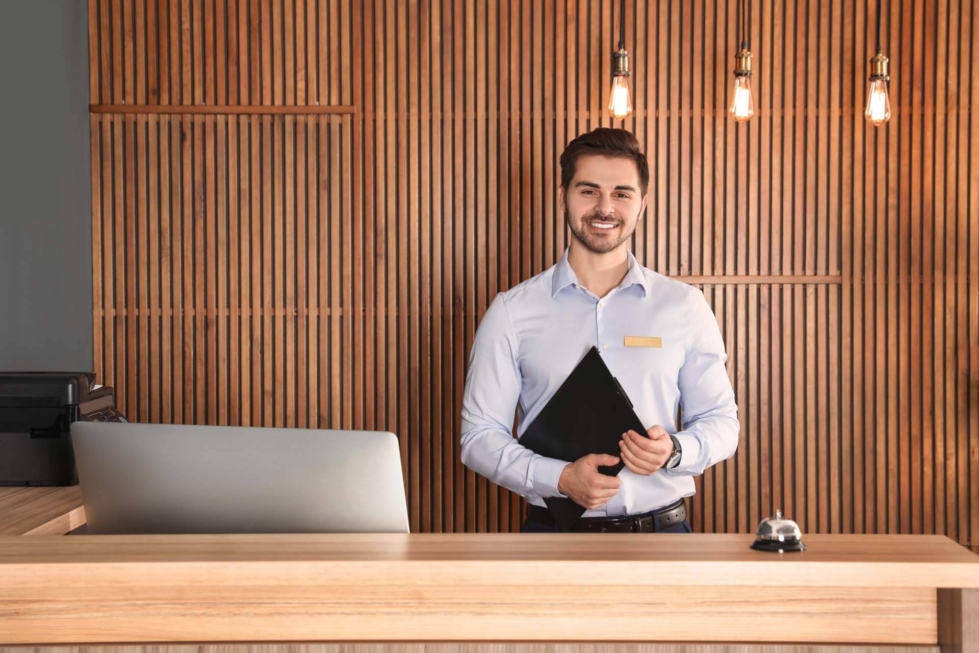 Los ingresos del hotel aumentan con los recepcionistas formados en upselling