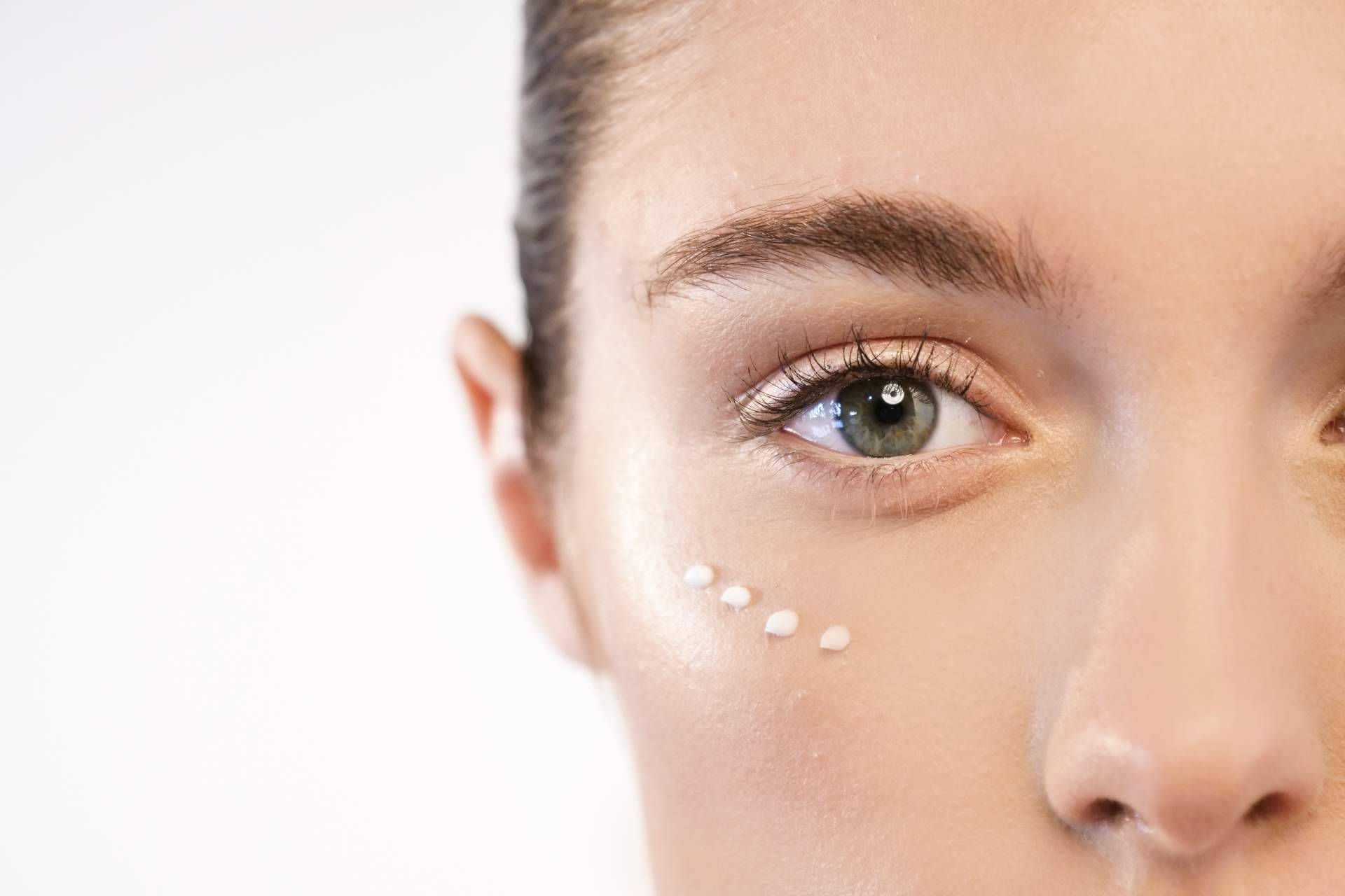 Tratar las bolsas, ojeras y líneas de expresión con el contorno de ojos natural de NaturalKirei