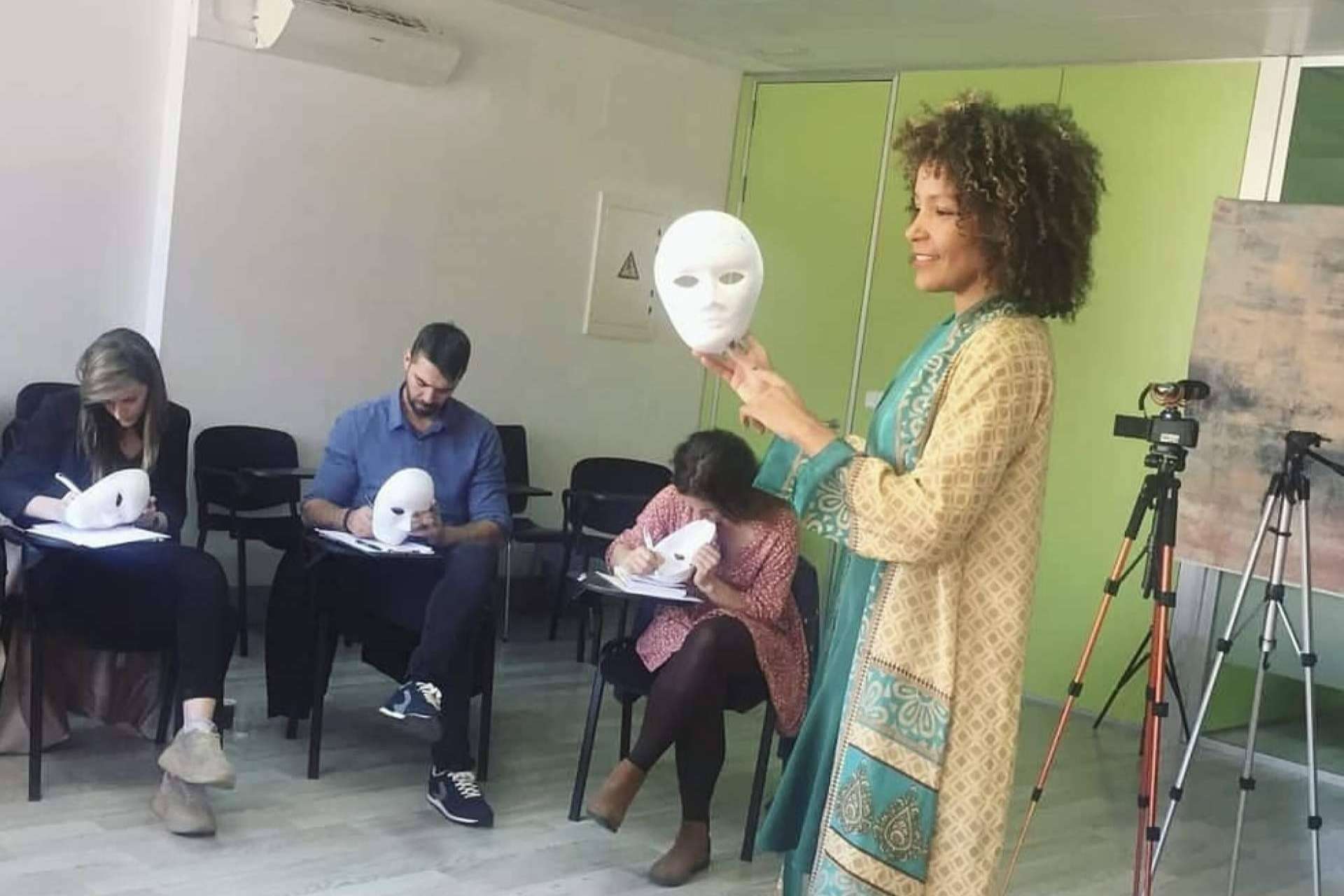 Esther Nguema habla sobre las 5 máscaras que impiden a las personas ser auténticas cuando hablan en público